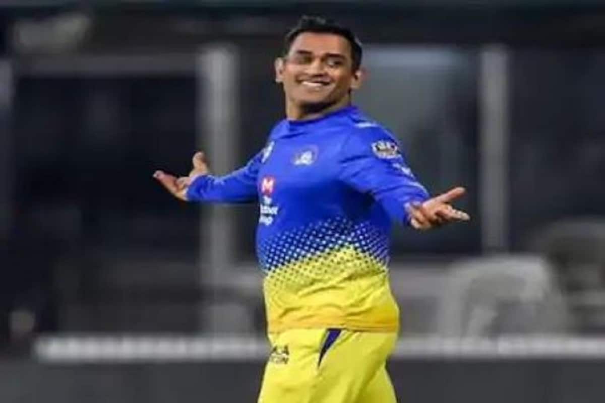 IPL 2020 -র সবচেয়ে সফল দলগুলির মধ্যে অন্যতম চেন্নাই সুপার কিংস৷ এই মরশুম শুরুর আগে অধিনায়ক মহেন্দ্র সিং ধোনি বড় এবং অত্যন্ত সাহসী সিদ্ধান্ত নিয়েছেন৷ সমস্ত ক্রিকেট মহলে ধোনির এই সিদ্ধান্তের ভূয়সী প্রশংসা হচ্ছে৷ আসলে এবারের আইপিএলে ১৯ সেপ্টেম্বরের পরিবর্তে ২৩ সেপ্টেম্বর নিজেদের প্রথম ম্যাচ খেলার অপশন দেওয়া হয়েছিল Chennai Super Kings অধিনায়ক MS Dhoni-র কাছে৷ Photo- File IPL 2020 -র সবচেয়ে সফল দলগুলির মধ্যে অন্যতম চেন্নাই সুপার কিংস৷ এই মরশুম শুরুর আগে অধিনায়ক মহেন্দ্র সিং ধোনি বড় এবং অত্যন্ত সাহসী সিদ্ধান্ত নিয়েছেন৷ সমস্ত ক্রিকেট মহলে ধোনির এই সিদ্ধান্তের ভূয়সী প্রশংসা হচ্ছে৷ আসলে এবারের আইপিএলে ১৯ সেপ্টেম্বরের পরিবর্তে ২৩ সেপ্টেম্বর নিজেদের প্রথম ম্যাচ খেলার অপশন দেওয়া হয়েছিল Chennai Super Kings অধিনায়ক MS Dhoni-র কাছে৷ Photo- File