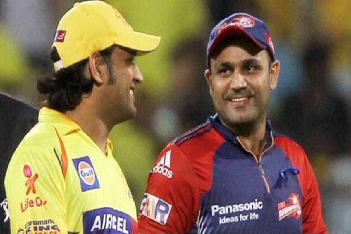 চেন্নাই চেয়েছিল বীরেন্দ্র সেহওয়াগ অধিনায়ক হন, কিন্তু নজফগড়ের নবাব নিজের শহরের দলের সঙ্গেই কথা চূড়ান্ত করে নেন৷ তাই তত পছন্দের না হলেও ধোনিকেই দলের অধিনায়ক করা হয়৷ বিস্ফোরক এই তথ্য জানিয়েছেন প্রাক্তন ভারতীয় দলের ক্রিকেটার এস বদ্রীনাথ৷ নিজের ইউটিউব চ্যানেলে এই তথ্য জানিয়েছেন৷ তিনি বলেছেন, ‘আইপিএলের শুরু হয়েছিল ২০০৮ সালে৷ সিএসকে সেই সময় সেওয়াগকে অধিনায়ক হিসেবে চেয়েছিলেন৷ কিন্তু সেহওয়াগ নিজে জানিয়েছিলেন দিল্লি ওঁর নিজের জায়গা, তাঁর ওই জায়গার প্রতি টান দারুণ৷ দল তাঁর সিদ্ধান্তকে সম্মান জানিয়েছিলেন৷ এরপর থিঙ্কট্যাঙ্ক ভাবতে শুরু করে দলের জন্য অধিনায়ক হিসেবে কে বিকল্প হবে? এর ঠিক আগের বছরেই ধোনি ভারতীয় দলকে টি টোয়েন্টি বিশ্বকাপ জিতিয়েছিলেন, তারপর তিনিই সিএসকে -তে যোগ দেন৷ চেন্নাই চেয়েছিল বীরেন্দ্র সেহওয়াগ অধিনায়ক হন, কিন্তু নজফগড়ের নবাব নিজের শহরের দলের সঙ্গেই কথা চূড়ান্ত করে নেন৷ তাই তত পছন্দের না হলেও ধোনিকেই দলের অধিনায়ক করা হয়৷ বিস্ফোরক এই তথ্য জানিয়েছেন প্রাক্তন ভারতীয় দলের ক্রিকেটার এস বদ্রীনাথ৷ নিজের ইউটিউব চ্যানেলে এই তথ্য জানিয়েছেন৷ তিনি বলেছেন, ‘আইপিএলের শুরু হয়েছিল ২০০৮ সালে৷ সিএসকে সেই সময় সেওয়াগকে অধিনায়ক হিসেবে চেয়েছিলেন৷ কিন্তু সেহওয়াগ নিজে জানিয়েছিলেন দিল্লি ওঁর নিজের জায়গা, তাঁর ওই জায়গার প্রতি টান দারুণ৷ দল তাঁর সিদ্ধান্তকে সম্মান জানিয়েছিলেন৷ এরপর থিঙ্কট্যাঙ্ক ভাবতে শুরু করে দলের জন্য অধিনায়ক হিসেবে কে বিকল্প হবে? এর ঠিক আগের বছরেই ধোনি ভারতীয় দলকে টি টোয়েন্টি বিশ্বকাপ জিতিয়েছিলেন, তারপর তিনিই সিএসকে -তে যোগ দেন৷