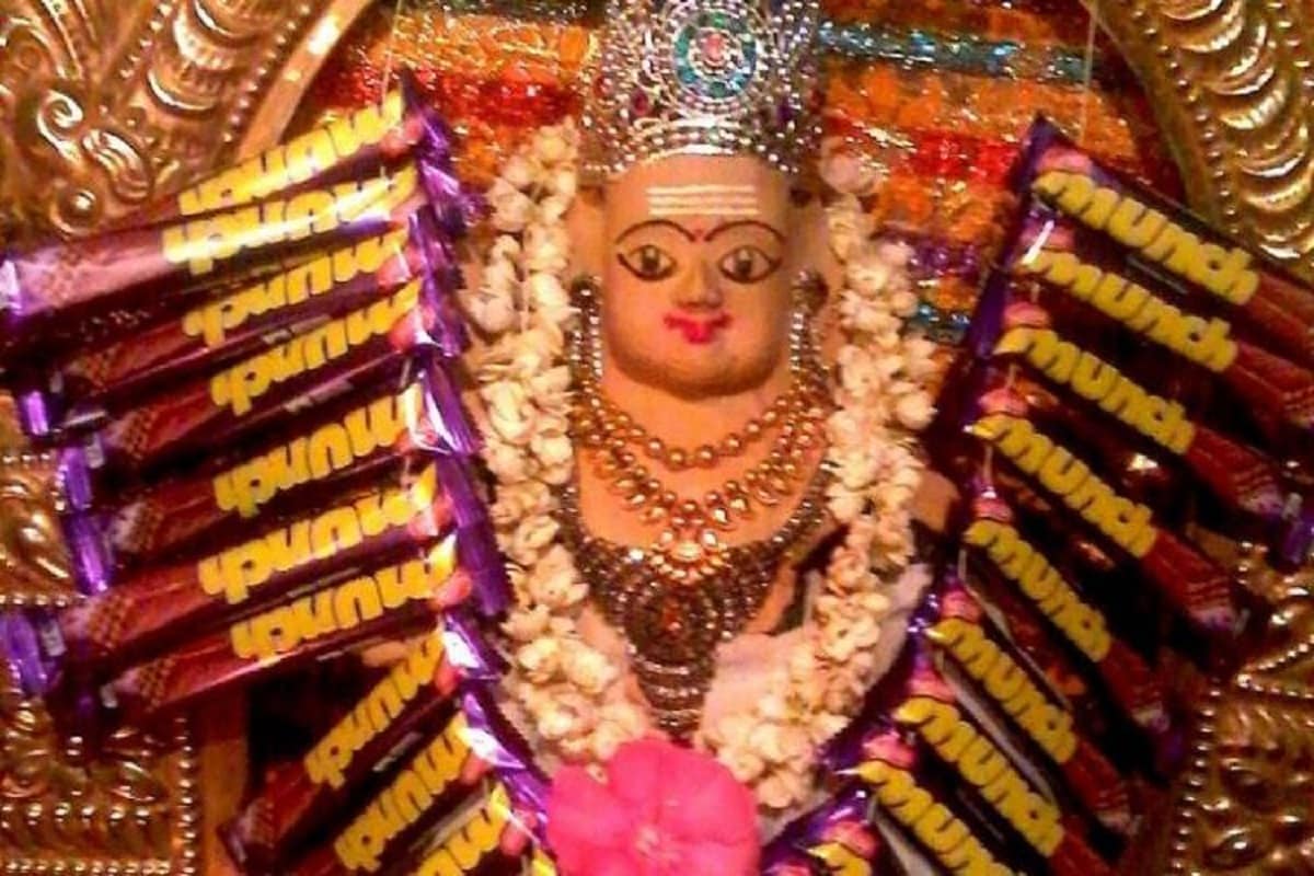 ঠাকুরের ভোগ মানেই ফল-মিষ্টি! বড় করে আয়োজন করলে খিচুড়ি, পোলাও অথবা লুচি! কিন্তু জানেন কি, আমাদের দেশেই রয়েছে এমন এক মন্দির, যেখানে ভগবানকে ভোগে চকোলেট নিবেদন করা হয়। কেরলের শেমথ শ্রী সুব্রহ্মন্যম স্বামী মন্দির। ঠাকুরের ভোগ মানেই ফল-মিষ্টি! বড় করে আয়োজন করলে খিচুড়ি, পোলাও অথবা লুচি! কিন্তু জানেন কি, আমাদের দেশেই রয়েছে এমন এক মন্দির, যেখানে ভগবানকে ভোগে চকোলেট নিবেদন করা হয়। কেরলের শেমথ শ্রী সুব্রহ্মন্যম স্বামী মন্দির।
