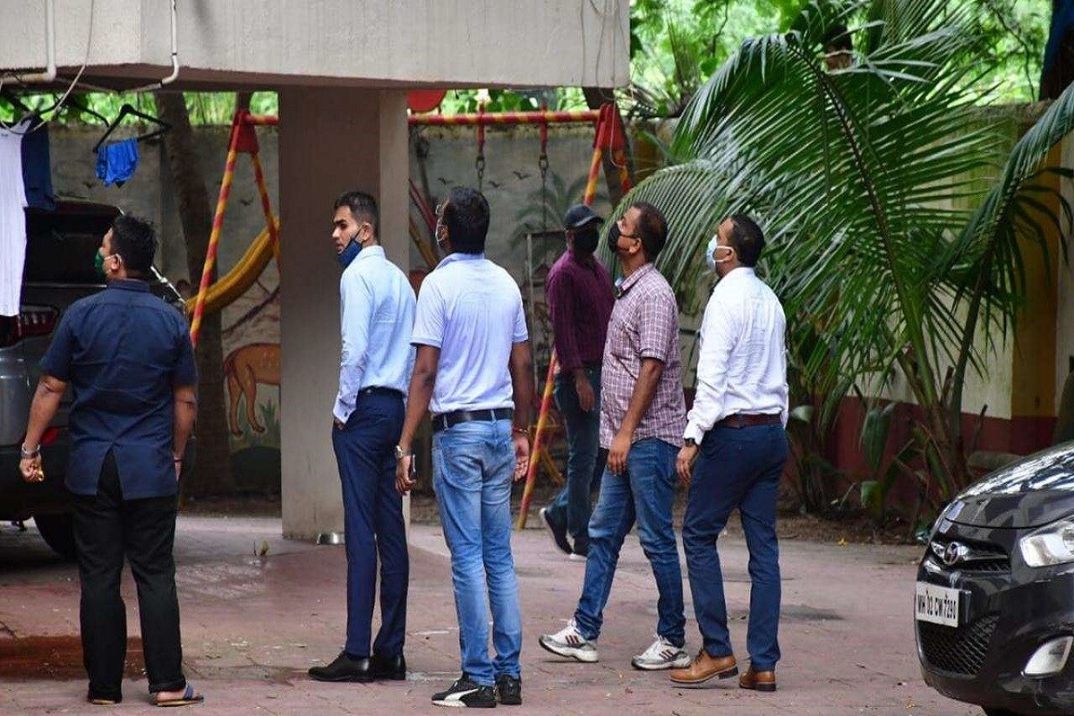 সুশান্ত সিং রাজপুতের মৃত্যুর তদন্ত থেকে শুরু হওয়া মাদক কাণ্ডের শেষ দেখতে মরিয়া এনসিবি। রবিবার করমজিৎ সিং আনন্দ, ড্যানি ফার্নান্ডেজ, সঙ্কেত পটেল, অঙ্কুশ অরনেরা, সন্দীপ গুপ্তা, অফতাব ফতেহ আনসারি নামক ও ৬ জন মাদক কারবারীকে গ্রেফতার করেছে এনসিবি। সুশান্ত সিং রাজপুতের মৃত্যুর তদন্ত থেকে শুরু হওয়া মাদক কাণ্ডের শেষ দেখতে মরিয়া এনসিবি। রবিবার করমজিৎ সিং আনন্দ, ড্যানি ফার্নান্ডেজ, সঙ্কেত পটেল, অঙ্কুশ অরনেরা, সন্দীপ গুপ্তা, অফতাব ফতেহ আনসারি নামক ও ৬ জন মাদক কারবারীকে গ্রেফতার করেছে এনসিবি।