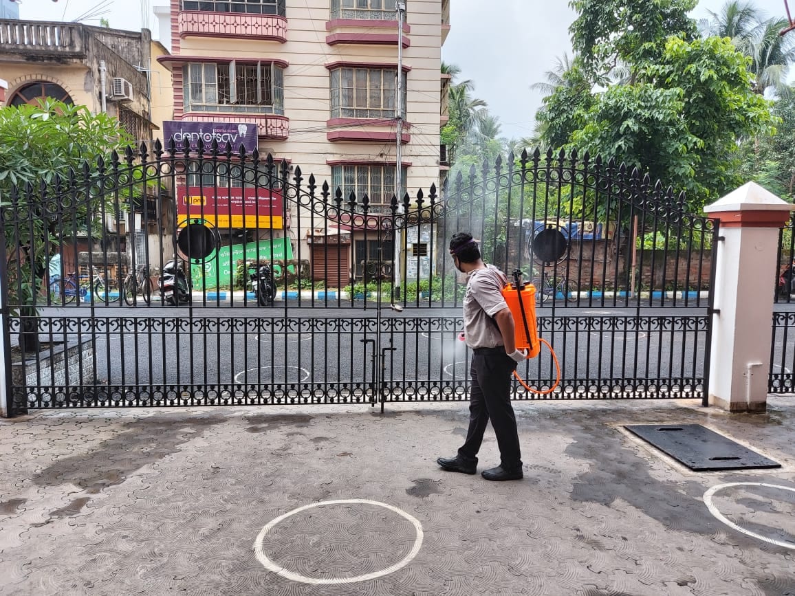 প্রত্যেক পরীক্ষার্থীর মধ্যে ৬ফুটের দূরত্ব রেখে পরীক্ষা নিতে হবে। এজন্য বিশেষ বসার ব্যবস্থা ও মার্কিং করে দিতে হবে। পরীক্ষা কেন্দ্র চত্বরেও এই নিয়ম মানতে হবে। ন্যাশনাল টেস্টিং এজেন্সি গাইডলাইন মোতাবেক ছাত্র-ছাত্রীরা যখন পরীক্ষা কেন্দ্রে ঢুকবেন তখন তাদেরকে পরীক্ষা কেন্দ্র থেকেই মাস্ক দেওয়া হবে সেই মাস্ক পরেই ছাত্রছাত্রীদের পরীক্ষা দিতে হবে। বাড়ি থেকে যে মাস্ক পড়ে ছাত্রছাত্রীরা আসবেন সেই মাস্ক পরীক্ষা কেন্দ্রে ঢোকার আগেই খুলে নিতে হবে। অন্যান্য পরীক্ষার মতো মোবাইল, ব্যাগ, বই পরীক্ষাকেন্দ্রের ভিতরে নিয়ে ঢুকতে পারবেন না পরীক্ষার্থীরা। প্রত্যেক পরীক্ষার্থীর মধ্যে ৬ফুটের দূরত্ব রেখে পরীক্ষা নিতে হবে। এজন্য বিশেষ বসার ব্যবস্থা ও মার্কিং করে দিতে হবে। পরীক্ষা কেন্দ্র চত্বরেও এই নিয়ম মানতে হবে। ন্যাশনাল টেস্টিং এজেন্সি গাইডলাইন মোতাবেক ছাত্র-ছাত্রীরা যখন পরীক্ষা কেন্দ্রে ঢুকবেন তখন তাদেরকে পরীক্ষা কেন্দ্র থেকেই মাস্ক দেওয়া হবে সেই মাস্ক পরেই ছাত্রছাত্রীদের পরীক্ষা দিতে হবে। বাড়ি থেকে যে মাস্ক পড়ে ছাত্রছাত্রীরা আসবেন সেই মাস্ক পরীক্ষা কেন্দ্রে ঢোকার আগেই খুলে নিতে হবে। অন্যান্য পরীক্ষার মতো মোবাইল, ব্যাগ, বই পরীক্ষাকেন্দ্রের ভিতরে নিয়ে ঢুকতে পারবেন না পরীক্ষার্থীরা।