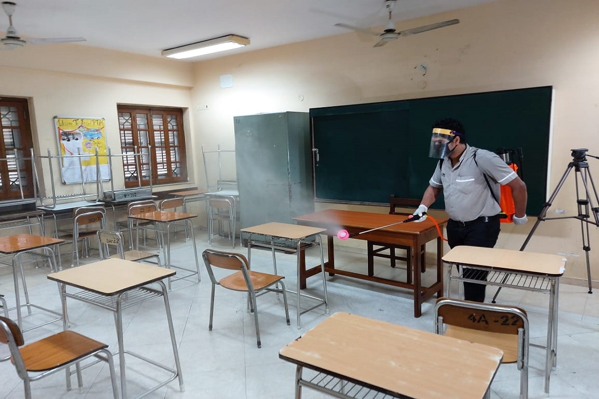রবিবার রয়েছে সর্বভারতীয় মেডিকেল প্রবেশিকা পরীক্ষা বা নিট। শুক্রবার রাজ্য জুড়ে লকডাউন রয়েছে। শনিবার লকডাউন অবশ্য তুলে নিয়েছেন পরীক্ষার্থীদের কথা ভেবে মুখ্যমন্ত্রী মমতা বন্দ্যোপাধ্যায়।যদিও পরীক্ষা কেন্দ্র গুলো শনিবার পর্যন্ত অপেক্ষা করতে চায় না।আর তাই বৃহস্পতিবারই কলকাতার ৬৬ টি পরীক্ষা কেন্দ্রে চূড়ান্ত প্রস্তুতি নেওয়া হচ্ছে। তথ্য ও ছবি- সোমরাজ বন্দ্যোপাধ্যায় রবিবার রয়েছে সর্বভারতীয় মেডিকেল প্রবেশিকা পরীক্ষা বা নিট। শুক্রবার রাজ্য জুড়ে লকডাউন রয়েছে। শনিবার লকডাউন অবশ্য তুলে নিয়েছেন পরীক্ষার্থীদের কথা ভেবে মুখ্যমন্ত্রী মমতা বন্দ্যোপাধ্যায়।যদিও পরীক্ষা কেন্দ্র গুলো শনিবার পর্যন্ত অপেক্ষা করতে চায় না।আর তাই বৃহস্পতিবারই কলকাতার ৬৬ টি পরীক্ষা কেন্দ্রে চূড়ান্ত প্রস্তুতি নেওয়া হচ্ছে। তথ্য ও ছবি- সোমরাজ বন্দ্যোপাধ্যায়