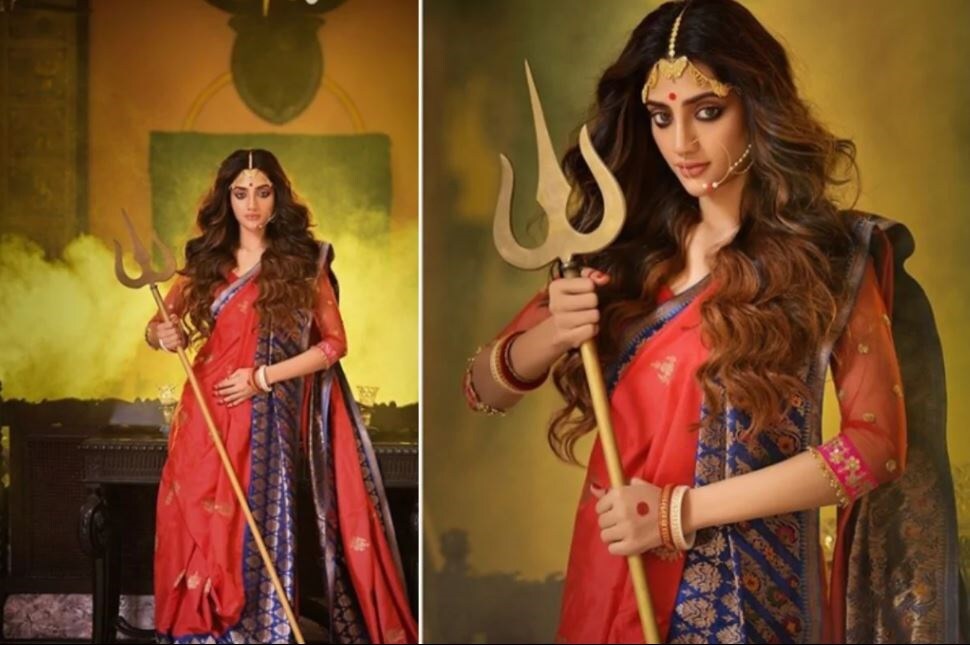 দিন কয়েক আগে মহালয়ার সময়ে মা দুর্গার অবতারে সেজেছিলেন নুসরত জাহান৷ সুন্দরী নুসরতের হাতে শাঁখা পলা, আলুলায়িত কেশ, হাতে ত্রিশূল সুন্দরী নুসরতকে আরও সুন্দরী করে তুলেছিল৷ Photo-Nusrat Jahan/ Instagram দিন কয়েক আগে মহালয়ার সময়ে মা দুর্গার অবতারে সেজেছিলেন নুসরত জাহান৷ সুন্দরী নুসরতের হাতে শাঁখা পলা, আলুলায়িত কেশ, হাতে ত্রিশূল সুন্দরী নুসরতকে আরও সুন্দরী করে তুলেছিল৷ Photo-Nusrat Jahan/ Instagram
