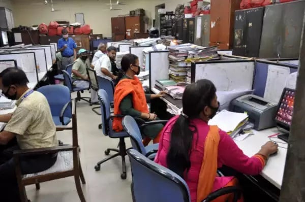 নির্দেশিকায় কারণ হিসেবে বলা হয়েছে করোনার মতো এই বাকি রোগগুলিতে আক্রান্ত হয়ে অফিসে আসলে বাকি সহকর্মীদেরও সংক্রমণের আশঙ্কা থেকে যাবে ৷ সেই ভাবনা থেকেই এমন ব্যবস্থা ৷ বিশ্ব স্বাস্থ্য সংস্থার নির্দেশিকা মেনেই এতদিন সরকারি কর্মী বা তার পরিবারের কেউ করোনা আক্রান্ত হলে ১৪ দিনের বাধ্যতামূলক কোয়ারেন্টাইন লিভে পাঠানো হত ৷ নির্দেশিকায় কারণ হিসেবে বলা হয়েছে করোনার মতো এই বাকি রোগগুলিতে আক্রান্ত হয়ে অফিসে আসলে বাকি সহকর্মীদেরও সংক্রমণের আশঙ্কা থেকে যাবে ৷ সেই ভাবনা থেকেই এমন ব্যবস্থা ৷ বিশ্ব স্বাস্থ্য সংস্থার নির্দেশিকা মেনেই এতদিন সরকারি কর্মী বা তার পরিবারের কেউ করোনা আক্রান্ত হলে ১৪ দিনের বাধ্যতামূলক কোয়ারেন্টাইন লিভে পাঠানো হত ৷