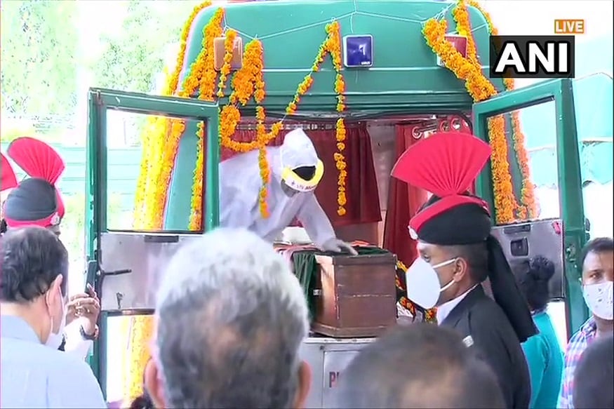 এ দিন সকালে ৯ টা থেকে দুপুর ১২টা পর্যন্ত প্রণব মুখোপাধ্যায়ের দেহ রাখা হয় রাজাজি মার্গে তাঁর বাসভবনে৷ সেখানেই প্রধানমন্ত্রী নরেন্দ্র মোদি, রাষ্ট্রপতি রামনাথ কোবিন্দ, রাহুল গান্ধি, সনিয়া গান্ধি-সহ দেশের তাবড় বিশিষ্ট ব্যক্তিত্বরা শেষ শ্রদ্ধা জানান৷ এ দিন সকালে ৯ টা থেকে দুপুর ১২টা পর্যন্ত প্রণব মুখোপাধ্যায়ের দেহ রাখা হয় রাজাজি মার্গে তাঁর বাসভবনে৷ সেখানেই প্রধানমন্ত্রী নরেন্দ্র মোদি, রাষ্ট্রপতি রামনাথ কোবিন্দ, রাহুল গান্ধি, সনিয়া গান্ধি-সহ দেশের তাবড় বিশিষ্ট ব্যক্তিত্বরা শেষ শ্রদ্ধা জানান৷