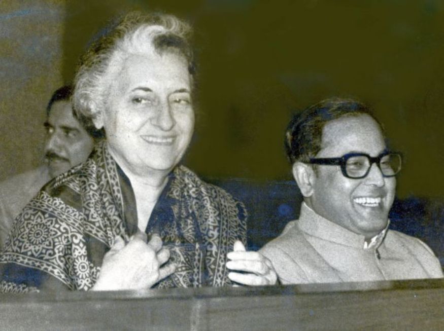 অফিসিয়াল বিবৃতিতে জানানো হয়েছে, করোনা আক্রান্ত হওয়ায় প্রণববাবুর শেষকৃত্য সব রকম স্বাস্থ্য প্রটোকল মেনে করা হবে৷ একটি বিশেষ শববাহী যানে তাঁর দেহ নিয়ে যাওয়া হবে, যাতে কোনও ভাবেই ভাইরাস সংক্রমণ না হয়৷ অফিসিয়াল বিবৃতিতে জানানো হয়েছে, করোনা আক্রান্ত হওয়ায় প্রণববাবুর শেষকৃত্য সব রকম স্বাস্থ্য প্রটোকল মেনে করা হবে৷ একটি বিশেষ শববাহী যানে তাঁর দেহ নিয়ে যাওয়া হবে, যাতে কোনও ভাবেই ভাইরাস সংক্রমণ না হয়৷