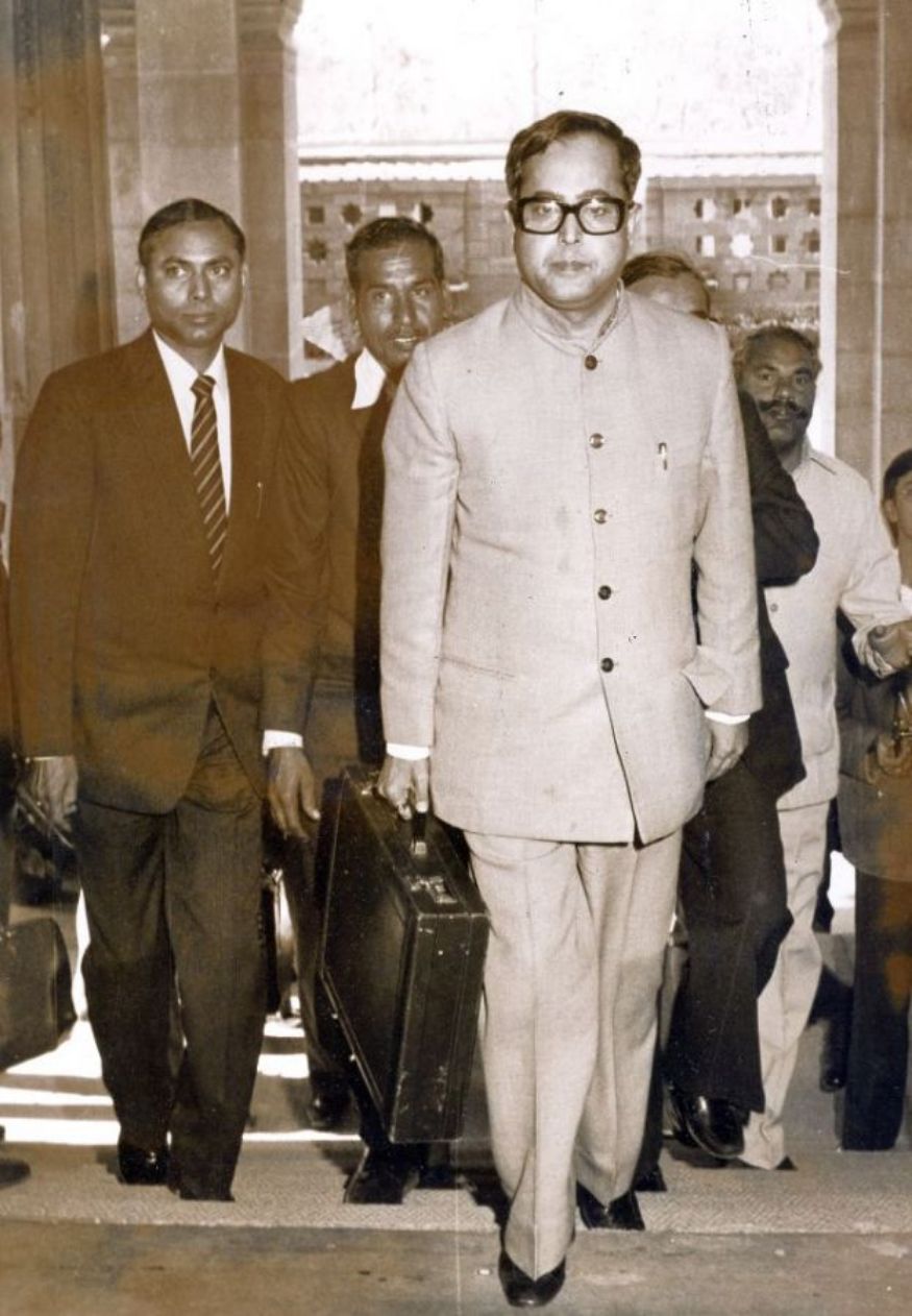 ২০১২ সাল পর্যন্ত ইউপিএ সরকারের দু নম্বর জায়গায় ছিলেন প্রণববাবু৷ প্রতিরক্ষা, বিদেশ, অর্থ মন্ত্রকের মতো একাধিক গুরুত্বপূর্ণ মন্ত্রক সামলেছেন৷ ২০১২ সালে রাষ্ট্রপতি নির্বাচনে ইউপিএ-র মনোনীত প্রার্থী ছিলেন তিনি৷ আরেক প্রার্থী পিএ সাংমাকে হারিয়ে রাষ্ট্রপতি নির্বাচিত হন তিনি৷ ২০১২ সাল পর্যন্ত ইউপিএ সরকারের দু নম্বর জায়গায় ছিলেন প্রণববাবু৷ প্রতিরক্ষা, বিদেশ, অর্থ মন্ত্রকের মতো একাধিক গুরুত্বপূর্ণ মন্ত্রক সামলেছেন৷ ২০১২ সালে রাষ্ট্রপতি নির্বাচনে ইউপিএ-র মনোনীত প্রার্থী ছিলেন তিনি৷ আরেক প্রার্থী পিএ সাংমাকে হারিয়ে রাষ্ট্রপতি নির্বাচিত হন তিনি৷