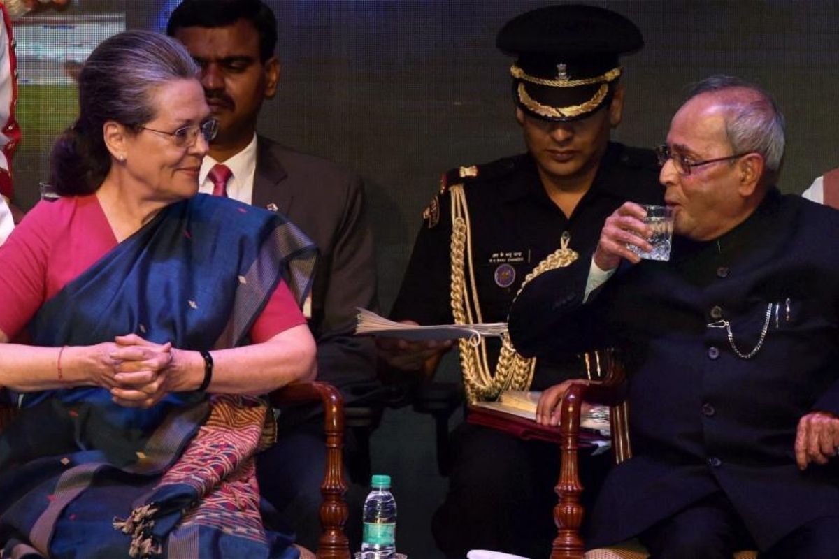 সোমবার বিকেলে প্রাক্তন রাষ্ট্রপতি প্রণব মুখোপাধ্যায়েপ প্রয়াণের খবর জানান তাঁর ছেলে অভিজিত্ মুখোপাধ্যায়৷ প্রণববাবুর প্রয়াণে বাংলাদেশেও রাষ্ট্রীয় শোক ঘোষণা করা হয়েছে ২ সেপ্টেম্বর৷ ভারতের জাতীয় পতাকা ৭ দিন অর্ধনমিত থাকবে৷ সোমবার বিকেলে প্রাক্তন রাষ্ট্রপতি প্রণব মুখোপাধ্যায়েপ প্রয়াণের খবর জানান তাঁর ছেলে অভিজিত্ মুখোপাধ্যায়৷ প্রণববাবুর প্রয়াণে বাংলাদেশেও রাষ্ট্রীয় শোক ঘোষণা করা হয়েছে ২ সেপ্টেম্বর৷ ভারতের জাতীয় পতাকা ৭ দিন অর্ধনমিত থাকবে৷
