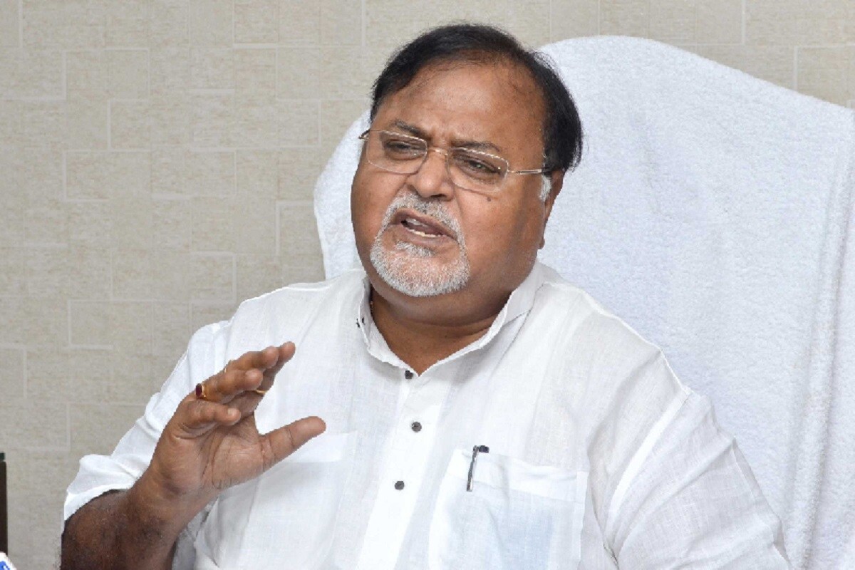 পার্থ চট্টোপাধ্যায় বলেন, এবছর পুজোর মতো বিজয়াটাও দূর থেকেই সারুন ৷ এদিন পুজো শুভেচ্ছার মাঝেও বিমল গুরুংকে নিয়ে প্রশ্ন উঠলে পার্থ চট্টোপাধ্যায় বলেন, গুরুং ইস্যুতে না জেনে কিছু বলব না ৷ পার্থ চট্টোপাধ্যায় বলেন, এবছর পুজোর মতো বিজয়াটাও দূর থেকেই সারুন ৷ এদিন পুজো শুভেচ্ছার মাঝেও বিমল গুরুংকে নিয়ে প্রশ্ন উঠলে পার্থ চট্টোপাধ্যায় বলেন, গুরুং ইস্যুতে না জেনে কিছু বলব না ৷