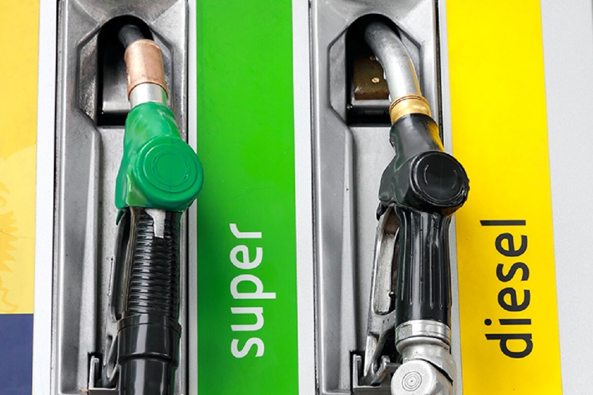 সরকারি ওয়েল মার্কেটিং সংস্থা HPCL, BPCL ও Indian Oil শনিবারও পেট্রোলের দামে কোনও বদল করেনি ৷ অন্যদিকে অবশ্য ডিজেলের এদিন ফের ২০ পয়সা প্রতি লিটারে কমানো হয়েছে ৷ চলতি মাসে চিনে অপরিশোধিত তেলের চাহিদা গত চার মাসে সবচেয়ে কম রয়েছে ৷ এর জেরে আন্তর্জাতিক বাজারে অপরিশোধিত তেলের উপরে পড়ছে ৷ শুক্রবারও অপরিশোধিত তেলের কমানো হয়েছে আন্তর্জাতিক বাজারে ৷ ফলে দেশের বাজারেও পেট্রোল ও ডিজেলের দাম কমানো হচ্ছে ৷ সরকারি ওয়েল মার্কেটিং সংস্থা HPCL, BPCL ও Indian Oil শনিবারও পেট্রোলের দামে কোনও বদল করেনি ৷ অন্যদিকে অবশ্য ডিজেলের এদিন ফের ২০ পয়সা প্রতি লিটারে কমানো হয়েছে ৷ চলতি মাসে চিনে অপরিশোধিত তেলের চাহিদা গত চার মাসে সবচেয়ে কম রয়েছে ৷ এর জেরে আন্তর্জাতিক বাজারে অপরিশোধিত তেলের উপরে পড়ছে ৷ শুক্রবারও অপরিশোধিত তেলের কমানো হয়েছে আন্তর্জাতিক বাজারে ৷ ফলে দেশের বাজারেও পেট্রোল ও ডিজেলের দাম কমানো হচ্ছে ৷