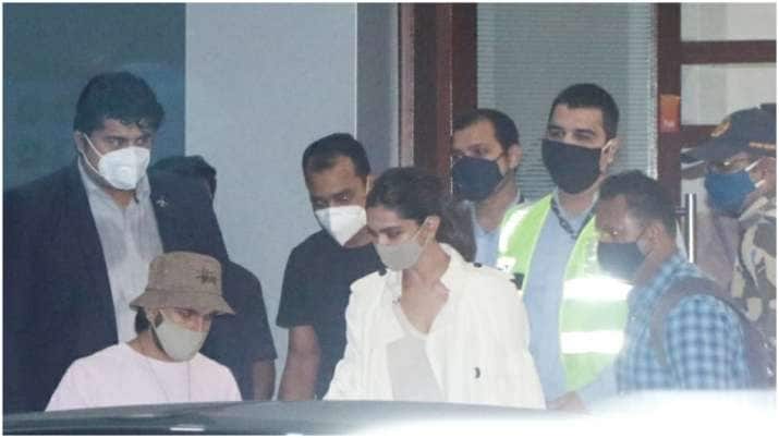 • দিন কয়েক আগেই ছুটি কাটাতে গোয়ায় উড়ে গিয়েছিলেন দীপিকা । এনসিবি-র সমন পাওয়ার পর ব্যক্তিগত চ্যাটার্ড ফ্লাইটে ফিরেছেন মুম্বইয়ে । • দিন কয়েক আগেই ছুটি কাটাতে গোয়ায় উড়ে গিয়েছিলেন দীপিকা । এনসিবি-র সমন পাওয়ার পর ব্যক্তিগত চ্যাটার্ড ফ্লাইটে ফিরেছেন মুম্বইয়ে ।