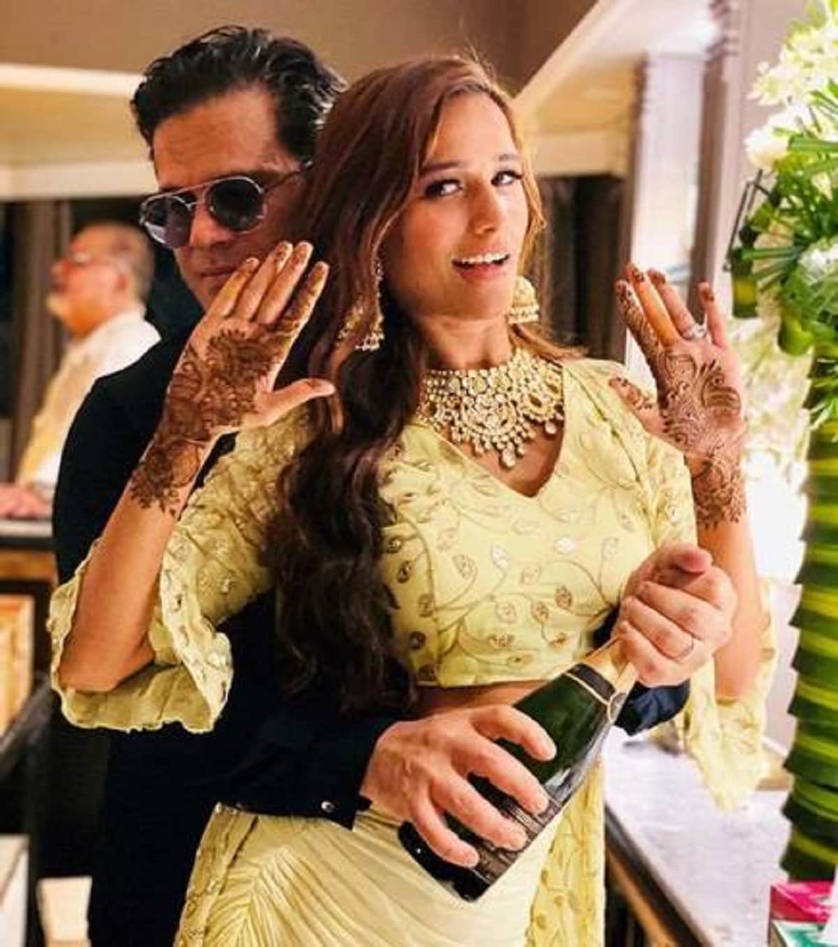 পুনম মধুচন্দ্রিমা থেকে ফিরেই স্বামীকে ডিভোর্স দেওয়ার কথা জানান। তিনি অভিযোগ করেন তাঁর স্যাম তাঁর গায়ে হাত তুলেছেন। শুধু তাই নয় তাঁর নগ্ন ভিডিও বেচে দিয়েছেন। এর পরই স্বামীকে ছাড়তে চান পুনম। photo source collected পুনম মধুচন্দ্রিমা থেকে ফিরেই স্বামীকে ডিভোর্স দেওয়ার কথা জানান। তিনি অভিযোগ করেন তাঁর স্যাম তাঁর গায়ে হাত তুলেছেন। শুধু তাই নয় তাঁর নগ্ন ভিডিও বেচে দিয়েছেন। এর পরই স্বামীকে ছাড়তে চান পুনম। photo source collected
