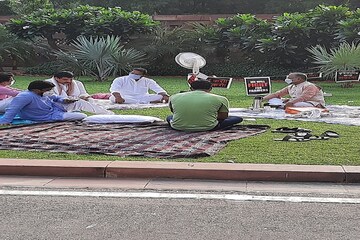কৃষি বিলের বিরোধিতায় সারারাত ধর্না, সকালে চা খাওয়ালেন সেই ডেপুটি চেয়ারম্যান