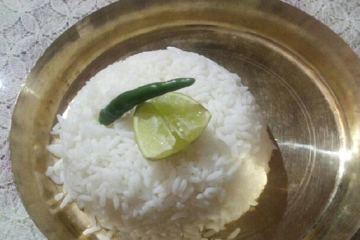 ভারত, চিন, ব্রাজিলের মতো বেশ কিছু দেশের ১ লক্ষ ৩০ হাজার মানুষের উপর একটি গবেষণা চালানো হয়৷ ১০ বছর ধরে তাদের উপর এই গবেষণা চলে৷ এরা প্রত্যেকেই প্রতিদিন বিভিন্ন ভাবে চাল খান৷ তাতে দেখা গিয়েছে, যারা প্রতিদিন দিন গড়ে ৪৫০ গ্রামের বেশি চাল খান, তাদের ডায়াবিটিস হওয়ার ঝুঁকি অনেকটাই বেশি৷ অর্থাত্ ভাত বা চালের পরিমাণের উপরে নির্ভর করছে ডায়াবিটিসের ঝুঁকি৷ ভারত, চিন, ব্রাজিলের মতো বেশ কিছু দেশের ১ লক্ষ ৩০ হাজার মানুষের উপর একটি গবেষণা চালানো হয়৷ ১০ বছর ধরে তাদের উপর এই গবেষণা চলে৷ এরা প্রত্যেকেই প্রতিদিন বিভিন্ন ভাবে চাল খান৷ তাতে দেখা গিয়েছে, যারা প্রতিদিন দিন গড়ে ৪৫০ গ্রামের বেশি চাল খান, তাদের ডায়াবিটিস হওয়ার ঝুঁকি অনেকটাই বেশি৷ অর্থাত্ ভাত বা চালের পরিমাণের উপরে নির্ভর করছে ডায়াবিটিসের ঝুঁকি৷