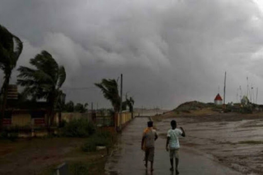 আগামী ২৪ ঘণ্টায় ভারী থেকে অতিভারী বৃষ্টির সর্তকতা উত্তরবঙ্গে। জলপাইগুড়ি আলিপুরদুয়ার ও কোচবিহার এই তিন জেলায় ভারী থেকে অতি ভারী বৃষ্টির সম্ভাবনা। ভারী বৃষ্টির পূর্বাভাস রয়েছে দার্জিলিং, কালিম্পঙের পার্বত্য এলাকায়।মালদহ উত্তর ও দক্ষিণ দিনাজপুরের বজ্রবিদ্যুৎ-সহ বিক্ষিপ্ত বৃষ্টির পূর্বাভাস। আগামী ২৪ ঘণ্টায় ভারী থেকে অতিভারী বৃষ্টির সর্তকতা উত্তরবঙ্গে। জলপাইগুড়ি আলিপুরদুয়ার ও কোচবিহার এই তিন জেলায় ভারী থেকে অতি ভারী বৃষ্টির সম্ভাবনা। ভারী বৃষ্টির পূর্বাভাস রয়েছে দার্জিলিং, কালিম্পঙের পার্বত্য এলাকায়।মালদহ উত্তর ও দক্ষিণ দিনাজপুরের বজ্রবিদ্যুৎ-সহ বিক্ষিপ্ত বৃষ্টির পূর্বাভাস।
