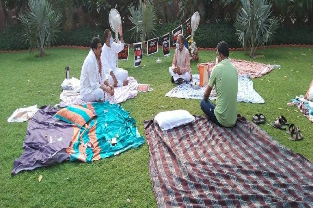 এদিন সকালে রাজ্য়সভার ডেপুটি চেয়ারম্যান হরিবংশ নারায়ণ সিং গান্ধীমূর্তির পাদদেশে বসা এই সাংসদদের সঙ্গে দেখা করতে যান। নিজের হাতে চা খাওয়ান বিক্ষুব্ধ সাংসদদের। এদিন সকালে রাজ্য়সভার ডেপুটি চেয়ারম্যান হরিবংশ নারায়ণ সিং গান্ধীমূর্তির পাদদেশে বসা এই সাংসদদের সঙ্গে দেখা করতে যান। নিজের হাতে চা খাওয়ান বিক্ষুব্ধ সাংসদদের।