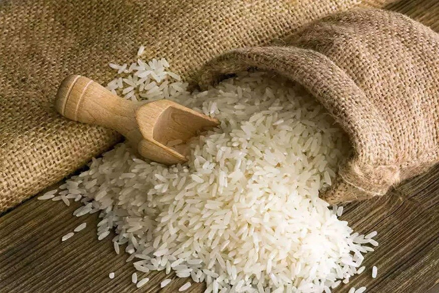 তিনি জানাচ্ছেন, সাদা ভাতে গ্লাইকেমিক ইনডেক্স অনেকটাই বেশি৷ ফলে ডায়েটে অনেকটা গ্লাইকেমিক থাকে৷ এর ফলে শুধু ডায়াবিটিসের ঝুঁকিই নয়, মেটাবলিজমেও সমস্যা তৈরি করতে পারে৷ কারণ এতে খুব কমই ফাইবার বা প্রোটিন থাকে৷ তাই পাতে বেশি ভাতের পরিমাণ বাড়ানো মানে আপনি রক্তে সুগার লেভেল বাড়ানোকেই আমন্ত্রণ জানাচ্ছেন৷ তিনি জানাচ্ছেন, সাদা ভাতে গ্লাইকেমিক ইনডেক্স অনেকটাই বেশি৷ ফলে ডায়েটে অনেকটা গ্লাইকেমিক থাকে৷ এর ফলে শুধু ডায়াবিটিসের ঝুঁকিই নয়, মেটাবলিজমেও সমস্যা তৈরি করতে পারে৷ কারণ এতে খুব কমই ফাইবার বা প্রোটিন থাকে৷ তাই পাতে বেশি ভাতের পরিমাণ বাড়ানো মানে আপনি রক্তে সুগার লেভেল বাড়ানোকেই আমন্ত্রণ জানাচ্ছেন৷