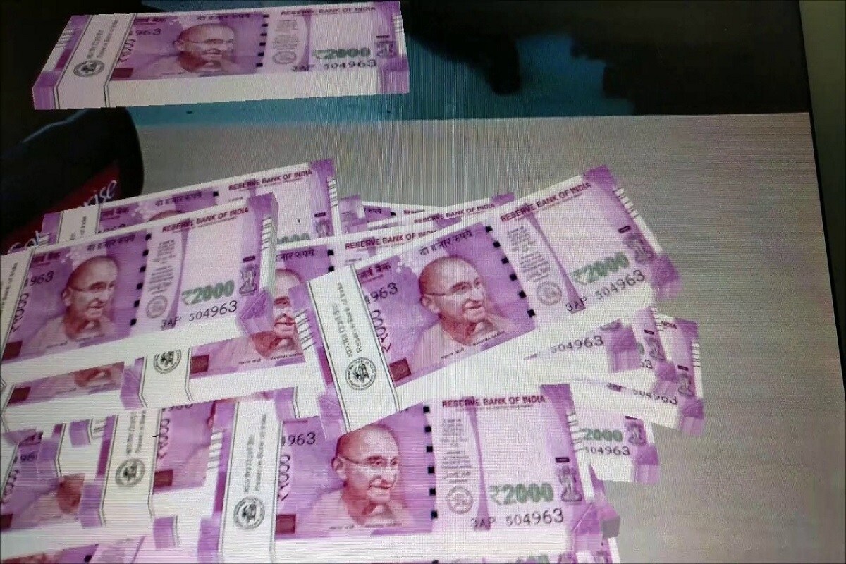 জানা গিয়েছে, হাদাপসর পুলিশ স্টেশনে ব্যাগ হারিয়ে যাওয়ার মিসিং ডায়েরি করেছেন মেহবুব ও শাহনাজ শেখ৷ তাঁদের হাতে ব্যাগ তুলে দেওয়া হয়৷ ভিট্টল মাপারেকে ডেপুটি কমিশনার সুভাষ বাউচে সততার জন্য পুরস্কৃত করেন৷ -- ছবি সংগৃহীত ও প্রতীকী জানা গিয়েছে, হাদাপসর পুলিশ স্টেশনে ব্যাগ হারিয়ে যাওয়ার মিসিং ডায়েরি করেছেন মেহবুব ও শাহনাজ শেখ৷ তাঁদের হাতে ব্যাগ তুলে দেওয়া হয়৷ ভিট্টল মাপারেকে ডেপুটি কমিশনার সুভাষ বাউচে সততার জন্য পুরস্কৃত করেন৷ -- ছবি সংগৃহীত ও প্রতীকী