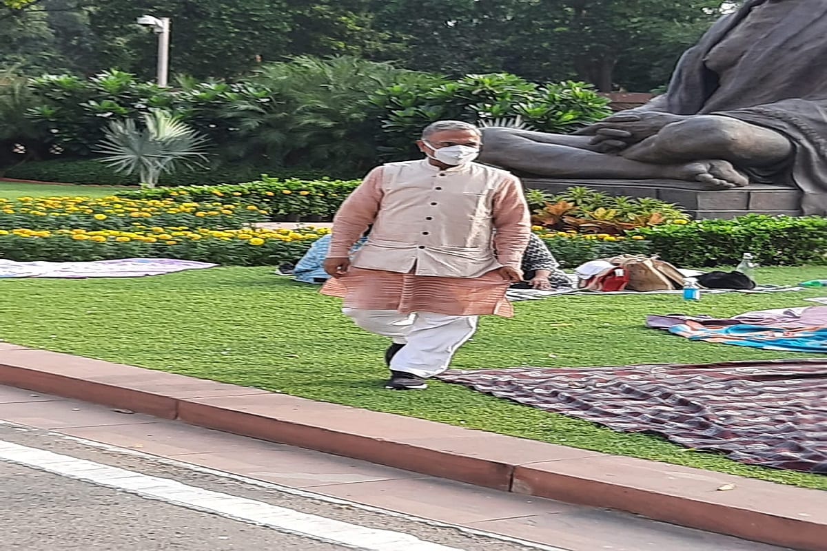 এই ঘটনার ঢালাও প্রশংসা করেন প্রধানমন্ত্রী নরেন্দ্র মোদি। তিনি ট্যুইটারে লেখেন, কাল যারা অপমান করেছে, আক্রমণ করেছে, আজ তাঁদেরই নিজে হাতে তৈরি করে চা কাওয়ানো বড় হৃদয়ের পরিচয়। হরিবংশ নারায়ণ সিং নিজের হৃদয়বত্তার পরিচয় দিলেন। এই ঘটনার ঢালাও প্রশংসা করেন প্রধানমন্ত্রী নরেন্দ্র মোদি। তিনি ট্যুইটারে লেখেন, কাল যারা অপমান করেছে, আক্রমণ করেছে, আজ তাঁদেরই নিজে হাতে তৈরি করে চা কাওয়ানো বড় হৃদয়ের পরিচয়। হরিবংশ নারায়ণ সিং নিজের হৃদয়বত্তার পরিচয় দিলেন।