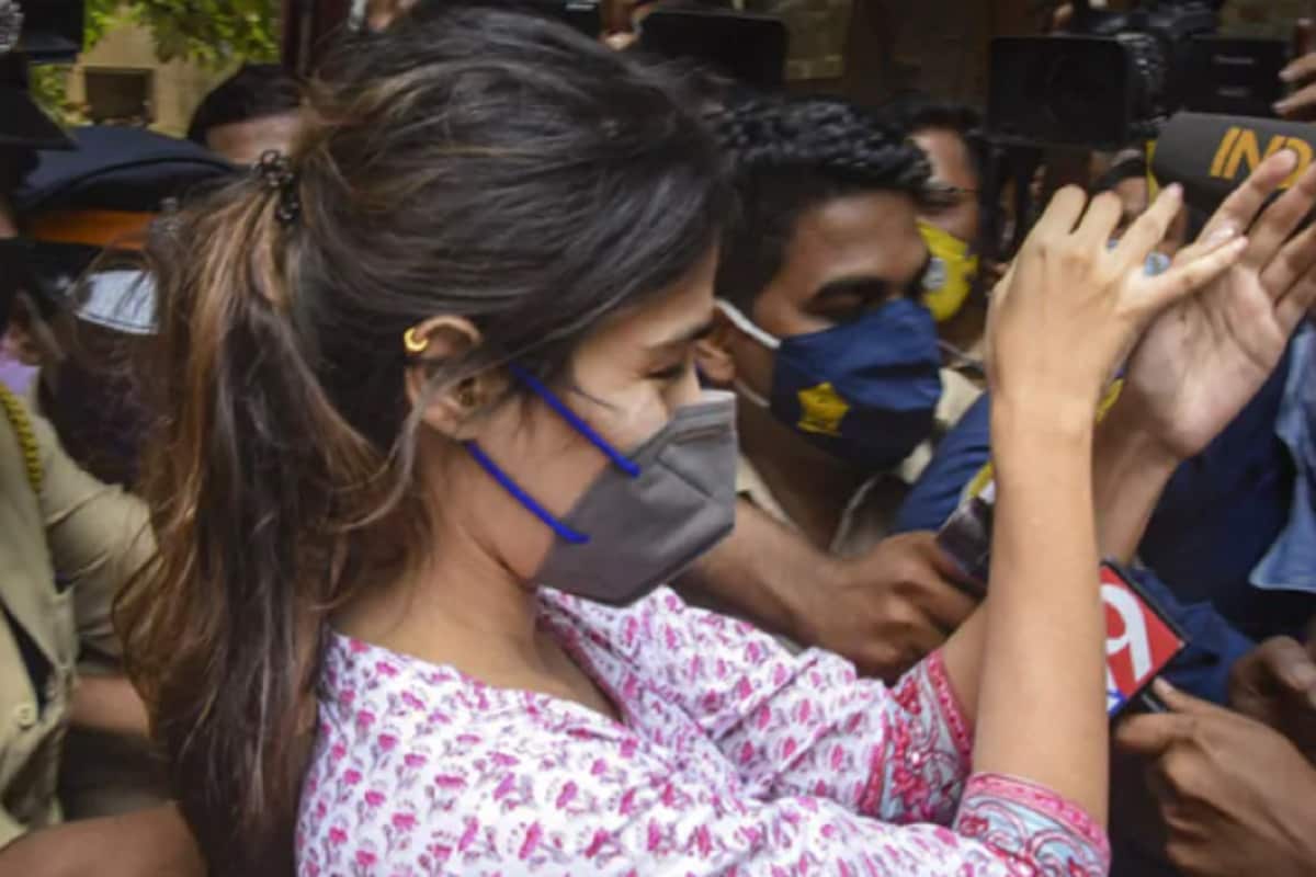 সুশান্ত সিং রাজপুতের মৃত্যুর তদন্তে রিয়া চক্রবর্তীর নাম উঠে আসে, যখন সুশান্তের পরিবার পুলিশের কাছে অভিযোগ করেন, রিয়া সুশান্তের ব্যাঙ্ক অ্যাকাউন্ট থেকে ১৫ কোটি টাকা সরিয়েছেন৷ সুশান্ত সিং রাজপুতের মৃত্যুর তদন্তে রিয়া চক্রবর্তীর নাম উঠে আসে, যখন সুশান্তের পরিবার পুলিশের কাছে অভিযোগ করেন, রিয়া সুশান্তের ব্যাঙ্ক অ্যাকাউন্ট থেকে ১৫ কোটি টাকা সরিয়েছেন৷