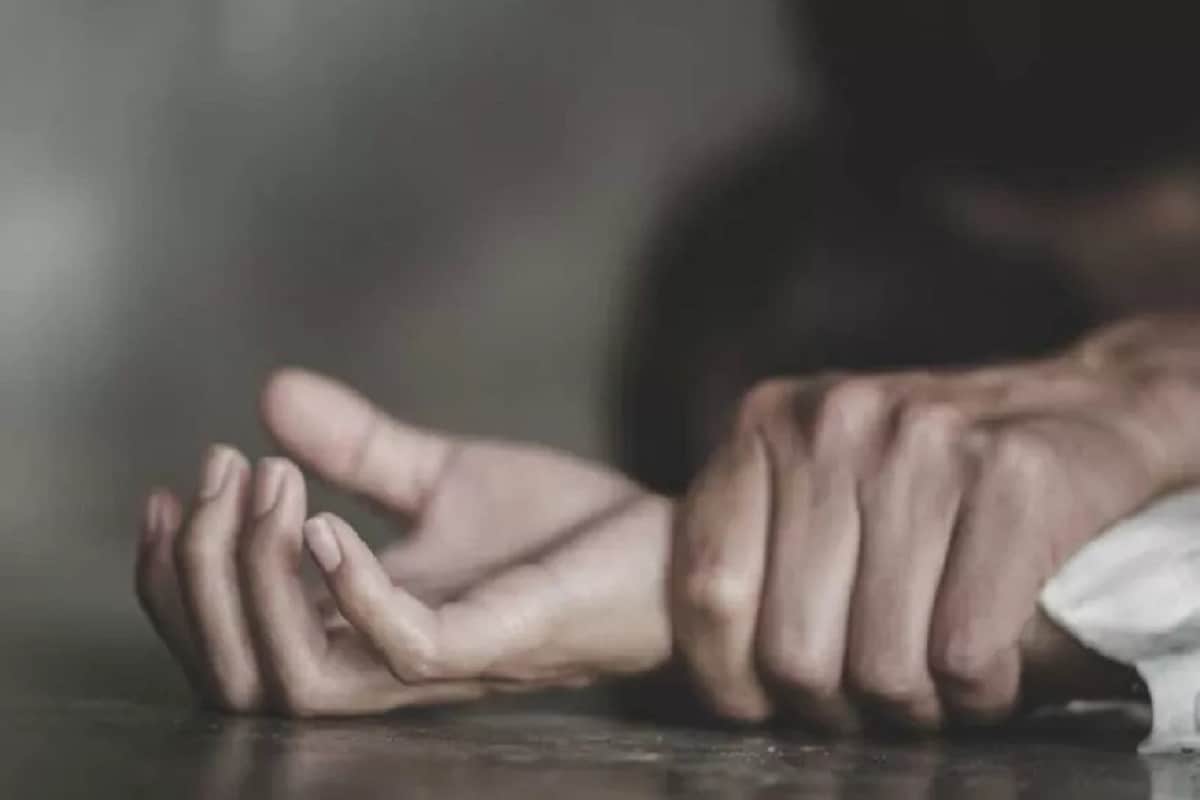 • তারপর ধর্ষক ছ’জন একে একে ধর্ষণ করে মহিলাকে। তাঁর ভাইপোকে আটকে ধরে রাখে। পুরো ঘটনার ভিডিও করা হয় বলে অভিযোগ। তারপর সেই ভিডিও সোশ্যাল মিডিয়ায় আপলোডও করা হয়। • তারপর ধর্ষক ছ’জন একে একে ধর্ষণ করে মহিলাকে। তাঁর ভাইপোকে আটকে ধরে রাখে। পুরো ঘটনার ভিডিও করা হয় বলে অভিযোগ। তারপর সেই ভিডিও সোশ্যাল মিডিয়ায় আপলোডও করা হয়।