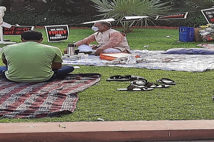  এর পর তাঁরা ধর্নায় বসেন। রাষ্ট্রপতিক কাছে চিঠি দিয়ে এই বিষয়ে কথাবার্তার সময় চেয়েছেন বিরোধিরা। তাঁদের দাবি  এই কৃষি বিল বেআইনি। রাষ্ট্রপতিকে এই বিলে সই না করতে অনুরোধ করেছেন তাঁরা। 