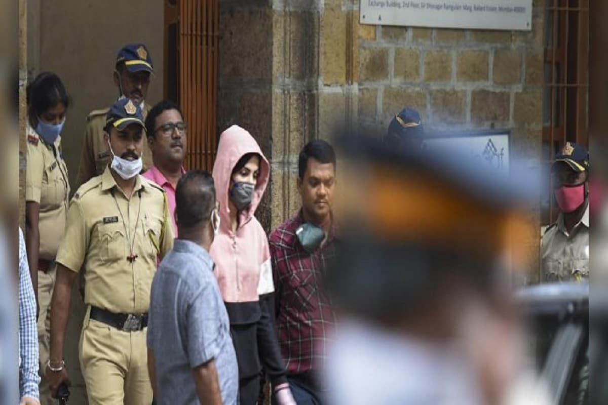 রিয়ার আইনজীবীর কথায়, 'বহু বছর ধরে মুম্বইয়ের ৫ জন প্রথমসারির মনরোগ বিশেষজ্ঞের চিকিত্সাধীন ছিলেন সুশান্ত৷ বেআইনি ওষুধ খেয়ে শেষ পর্যন্ত আত্মহত্যা করেন৷ তার প্রমাণ সুশান্তের ৪ বোনের সঙ্গে হোয়াটসঅ্যাপ চ্যাট৷ তাঁরা সুশান্তকে দুশ্চিন্তা-রোধক ওষুধ খাওয়ার পরামর্শ দিয়েছেন৷ সেই ওষুধ সরবরাহ করারও অফার করেছেন৷ এই চ্যাটের ৫ দিন পরেই সুশান্ত মারা যান৷' রিয়ার আইনজীবীর কথায়, 'বহু বছর ধরে মুম্বইয়ের ৫ জন প্রথমসারির মনরোগ বিশেষজ্ঞের চিকিত্সাধীন ছিলেন সুশান্ত৷ বেআইনি ওষুধ খেয়ে শেষ পর্যন্ত আত্মহত্যা করেন৷ তার প্রমাণ সুশান্তের ৪ বোনের সঙ্গে হোয়াটসঅ্যাপ চ্যাট৷ তাঁরা সুশান্তকে দুশ্চিন্তা-রোধক ওষুধ খাওয়ার পরামর্শ দিয়েছেন৷ সেই ওষুধ সরবরাহ করারও অফার করেছেন৷ এই চ্যাটের ৫ দিন পরেই সুশান্ত মারা যান৷'