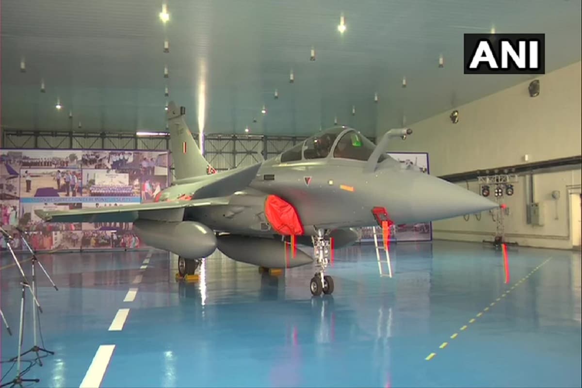 বায়ুসেনার যে ১৭ নম্বর স্কোয়াড্রোনের অংশ হল রাফাল, তাদেরকেও অভিনন্দন জানিয়েছেন প্রাক্তন ভারত অধিনায়ক৷ ট্যুইটারে তিনি লেখেন, 'আশা করি রাফাল Mirage 2000-এর অসাধারণ রেকর্ডকেও ছাপিয়ে যাবে৷ তবে SU30MKI এখনও আমার সবথেকে পছন্দেরই থাকবে৷' ভারতীয় সেনার সাম্মানিক লেফটেন্যান্ট কর্নেল পদে রয়েছেন এম এস ধোনি৷Photo-ANI বায়ুসেনার যে ১৭ নম্বর স্কোয়াড্রোনের অংশ হল রাফাল, তাদেরকেও অভিনন্দন জানিয়েছেন প্রাক্তন ভারত অধিনায়ক৷ ট্যুইটারে তিনি লেখেন, 'আশা করি রাফাল Mirage 2000-এর অসাধারণ রেকর্ডকেও ছাপিয়ে যাবে৷ তবে SU30MKI এখনও আমার সবথেকে পছন্দেরই থাকবে৷' ভারতীয় সেনার সাম্মানিক লেফটেন্যান্ট কর্নেল পদে রয়েছেন এম এস ধোনি৷Photo-ANI