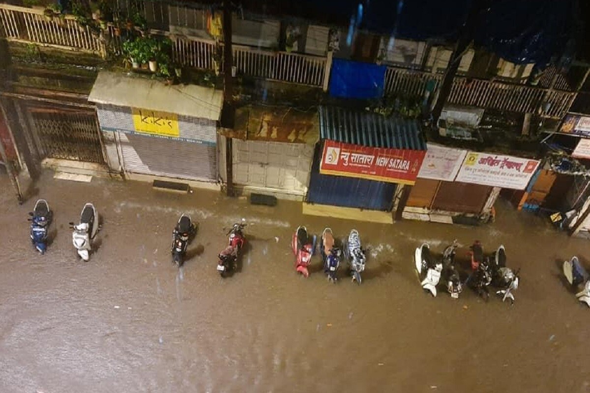মঙ্গলবার মাঝরাত থেকে প্রবল বৃষ্টি শুরু হয় ৷ জল জমে যাওয়ায় সেন্ট্রাল রেলওয়ে একাধিক ট্রেন বাতিল করে দিয়েছে এবং বেশ কিছু ট্রেনের রুট বদল করে দেওয়া হয়েছে ৷ মঙ্গলবার মাঝরাত থেকে প্রবল বৃষ্টি শুরু হয় ৷ জল জমে যাওয়ায় সেন্ট্রাল রেলওয়ে একাধিক ট্রেন বাতিল করে দিয়েছে এবং বেশ কিছু ট্রেনের রুট বদল করে দেওয়া হয়েছে ৷