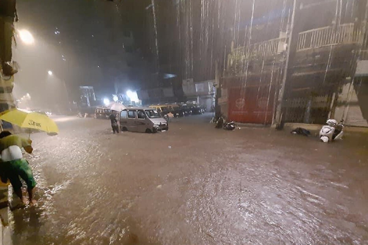 প্রবল বৃষ্টিতে দিশেহারা মুম্বই৷ আগামী কয়েক ঘণ্টায় মুম্বই-সহ কয়েকটি জায়গায় অতি ভারী বৃষ্টির লাল সতর্কতা জারি করেছে আবহাওয়া দফতর৷ প্রবল বৃষ্টিতে দিশেহারা মুম্বই৷ আগামী কয়েক ঘণ্টায় মুম্বই-সহ কয়েকটি জায়গায় অতি ভারী বৃষ্টির লাল সতর্কতা জারি করেছে আবহাওয়া দফতর৷