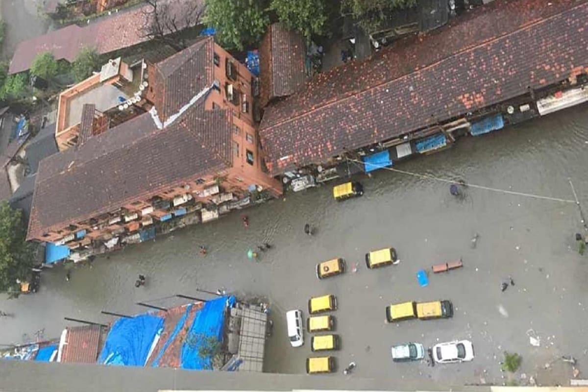 মুম্বইতে হওয়া মুষলধারে বৃষ্টির জেরে একাধিক জায়গায় জল জমে গিয়েছে ৷ রাস্তায় প্রায় হাঁটু জল জমে গিয়েছে ৷ এর জেরে প্রচুর গাড়ি আটকে রয়েছে ৷ বহু জায়গায় মানুষ আটকে গিয়েছে ৷ পুলিশ স্থানীয় মানুষের সাহায্যে তাদের উদ্ধার করেছেন এবং সুরক্ষিত জায়গায় পৌঁছে দিয়েছেন ৷ অতিভারী এই বৃষ্টির জেরে ট্রেন পরিষেবাও ব্যাহত হয়েছে ৷ মুম্বইতে হওয়া মুষলধারে বৃষ্টির জেরে একাধিক জায়গায় জল জমে গিয়েছে ৷ রাস্তায় প্রায় হাঁটু জল জমে গিয়েছে ৷ এর জেরে প্রচুর গাড়ি আটকে রয়েছে ৷ বহু জায়গায় মানুষ আটকে গিয়েছে ৷ পুলিশ স্থানীয় মানুষের সাহায্যে তাদের উদ্ধার করেছেন এবং সুরক্ষিত জায়গায় পৌঁছে দিয়েছেন ৷ অতিভারী এই বৃষ্টির জেরে ট্রেন পরিষেবাও ব্যাহত হয়েছে ৷