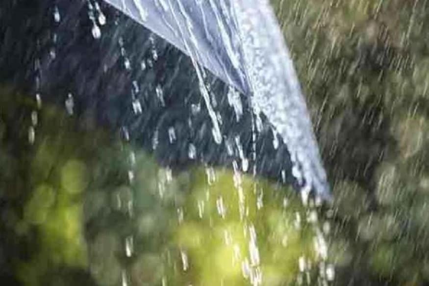 •এর প্রভাবে আগামী ৪৮ ঘণ্টায় দক্ষিণবঙ্গে বিক্ষিপ্ত বৃষ্টির সম্ভাবনা রয়েছে।গাঙ্গেয় পশ্চিমবঙ্গের জেলাগুলিতে বজ্রবিদ্যুৎ-সহ বিক্ষিপ্তভাবে হালকা থেকে মাঝারি বৃষ্টির পূর্বাভাস রয়েছে। মঙ্গল ও বুধবার বিক্ষিপ্ত বৃষ্টি হবে গাঙ্গেয় পশ্চিমবঙ্গে। দক্ষিণবঙ্গে মূলত আংশিক মেঘলা আকাশ থাকবে। কখনও ঝলমলে রোদ কখনও আংশিক মেঘলা আকাশ। বাতাসে জলীয় বাষ্প বেশি থাকায় আর্দ্রতা জনিত অস্বস্তিতে কষ্ট বাড়বে। •এর প্রভাবে আগামী ৪৮ ঘণ্টায় দক্ষিণবঙ্গে বিক্ষিপ্ত বৃষ্টির সম্ভাবনা রয়েছে।গাঙ্গেয় পশ্চিমবঙ্গের জেলাগুলিতে বজ্রবিদ্যুৎ-সহ বিক্ষিপ্তভাবে হালকা থেকে মাঝারি বৃষ্টির পূর্বাভাস রয়েছে। মঙ্গল ও বুধবার বিক্ষিপ্ত বৃষ্টি হবে গাঙ্গেয় পশ্চিমবঙ্গে। দক্ষিণবঙ্গে মূলত আংশিক মেঘলা আকাশ থাকবে। কখনও ঝলমলে রোদ কখনও আংশিক মেঘলা আকাশ। বাতাসে জলীয় বাষ্প বেশি থাকায় আর্দ্রতা জনিত অস্বস্তিতে কষ্ট বাড়বে।
