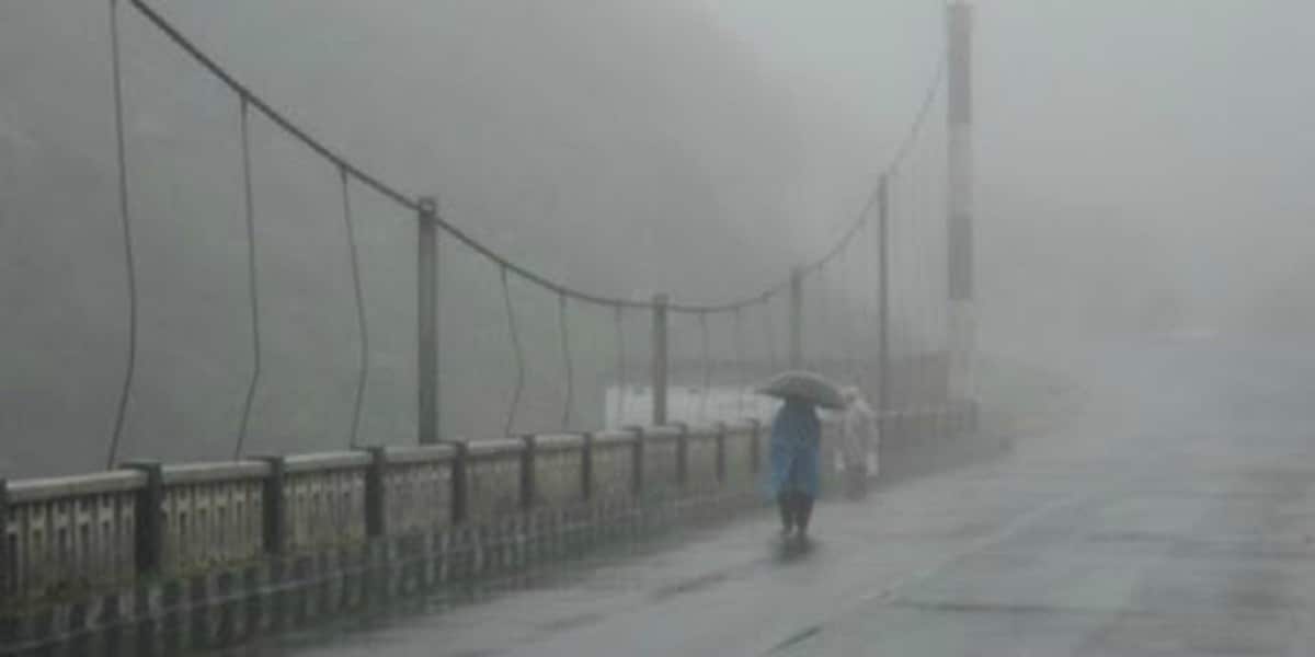 এর প্রভাবে শনিবার পর্যন্ত ভারী বৃষ্টির সর্তকতা উত্তরবঙ্গে। আগামী ২৪ ঘণ্টায় অতি ভারী বৃষ্টির সর্তকতা দার্জিলিং, কালিম্পং, আলিপুরদুয়ার, কোচবিহার ও জলপাইগুড়ি জেলায়। অতি ভারী বৃষ্টির জেরে কমলা সর্তকতা জারি করা হয়েছে এই জেলাগুলিতে। কমলা সর্তকতা রয়েছে মালদা, উত্তর ও দক্ষিণ দিনাজপুরের জন্যও। এর প্রভাবে শনিবার পর্যন্ত ভারী বৃষ্টির সর্তকতা উত্তরবঙ্গে। আগামী ২৪ ঘণ্টায় অতি ভারী বৃষ্টির সর্তকতা দার্জিলিং, কালিম্পং, আলিপুরদুয়ার, কোচবিহার ও জলপাইগুড়ি জেলায়। অতি ভারী বৃষ্টির জেরে কমলা সর্তকতা জারি করা হয়েছে এই জেলাগুলিতে। কমলা সর্তকতা রয়েছে মালদা, উত্তর ও দক্ষিণ দিনাজপুরের জন্যও।