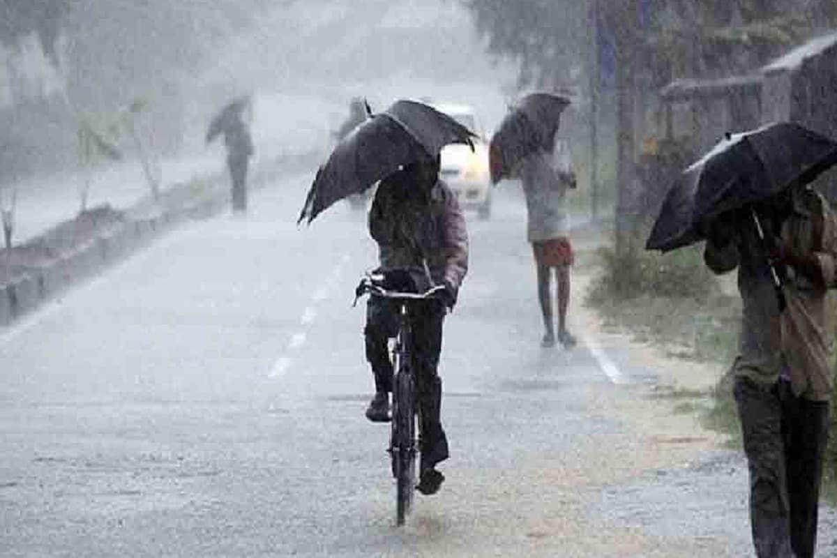 উত্তরবঙ্গে এদিন পার্বত্য এলাকায় ভারী বৃষ্টির পূর্বাভাস। দার্জিলিং, কালিম্পঙে দু’এক পশলা বৃষ্টি হতে পারে। বজ্রবিদ্যুৎ-সহ বৃষ্টি হবে বাকি জেলাগুলিতে। আগামিকাল বৃষ্টির পরিমাণ আরও বাড়বে। দার্জিলিং, কালিম্পং, আলিপুরদুয়ার, কোচবিহার, জলপাইগুড়ি এই পাঁচ জেলাতেই রবিবার ভারী বৃষ্টির পূর্বাভাস। সোমবার আলিপুরদুয়ার ও কোচবিহারে অতি ভারী বৃষ্টির আশঙ্কা। মঙ্গল ও বুধবার কোচবিহার ও আলিপুরদুয়ারে ভারী বৃষ্টির পূর্বাভাস। উত্তরবঙ্গে এদিন পার্বত্য এলাকায় ভারী বৃষ্টির পূর্বাভাস। দার্জিলিং, কালিম্পঙে দু’এক পশলা বৃষ্টি হতে পারে। বজ্রবিদ্যুৎ-সহ বৃষ্টি হবে বাকি জেলাগুলিতে। আগামিকাল বৃষ্টির পরিমাণ আরও বাড়বে। দার্জিলিং, কালিম্পং, আলিপুরদুয়ার, কোচবিহার, জলপাইগুড়ি এই পাঁচ জেলাতেই রবিবার ভারী বৃষ্টির পূর্বাভাস। সোমবার আলিপুরদুয়ার ও কোচবিহারে অতি ভারী বৃষ্টির আশঙ্কা। মঙ্গল ও বুধবার কোচবিহার ও আলিপুরদুয়ারে ভারী বৃষ্টির পূর্বাভাস।