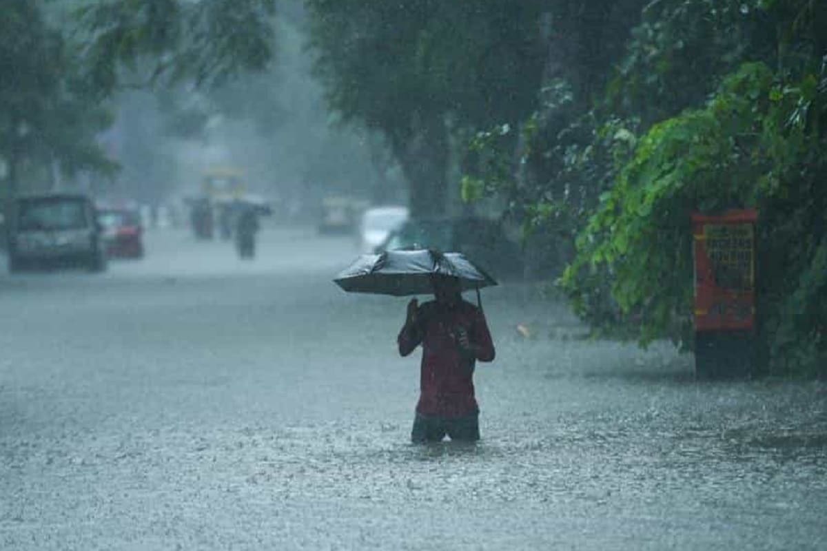 বঙ্গোপসাগরে নিম্নচাপের জের। রবিবার সন্ধের পর বৃষ্টি শুরু হবে দক্ষিণবঙ্গে। সোমবার রাজ্যজুড়ে বৃষ্টির সম্ভাবনা। মঙ্গলবার পর্যন্ত ভারী বৃষ্টি চলবে দক্ষিণবঙ্গে। রবিবার পর্যন্ত বজ্রবিদ্যুৎ-সহ বিক্ষিপ্ত বৃষ্টির সঙ্গে আদ্রতা জনিত অস্বস্তি ভোগাবে। রবিবার উত্তর-পূর্ব বঙ্গোপসাগরে নিম্নচাপ তৈরি হবে। নিম্নচাপের অভিমুখ গাঙ্গেয় পশ্চিমবঙ্গ। এর প্রভাবে রবিবার থেকে মঙ্গলবার পর্যন্ত ভারী থেকে অতিভারী বৃষ্টির হলুদ সর্তকতা গাঙ্গেয় পশ্চিমবঙ্গে। কলকাতায় শুক্রবার আংশিক মেঘলা আকাশ থাকবে । বজ্রবিদ্যুৎ-সহ বৃষ্টির সামান্য সম্ভাবনা রয়েছে। বাতাসে জলীয় বাষ্প বেশি হওয়ায় আদ্রতাজনিত অস্বস্তি চরমে। বঙ্গোপসাগরে নিম্নচাপের জের। রবিবার সন্ধের পর বৃষ্টি শুরু হবে দক্ষিণবঙ্গে। সোমবার রাজ্যজুড়ে বৃষ্টির সম্ভাবনা। মঙ্গলবার পর্যন্ত ভারী বৃষ্টি চলবে দক্ষিণবঙ্গে। রবিবার পর্যন্ত বজ্রবিদ্যুৎ-সহ বিক্ষিপ্ত বৃষ্টির সঙ্গে আদ্রতা জনিত অস্বস্তি ভোগাবে। রবিবার উত্তর-পূর্ব বঙ্গোপসাগরে নিম্নচাপ তৈরি হবে। নিম্নচাপের অভিমুখ গাঙ্গেয় পশ্চিমবঙ্গ। এর প্রভাবে রবিবার থেকে মঙ্গলবার পর্যন্ত ভারী থেকে অতিভারী বৃষ্টির হলুদ সর্তকতা গাঙ্গেয় পশ্চিমবঙ্গে। কলকাতায় শুক্রবার আংশিক মেঘলা আকাশ থাকবে । বজ্রবিদ্যুৎ-সহ বৃষ্টির সামান্য সম্ভাবনা রয়েছে। বাতাসে জলীয় বাষ্প বেশি হওয়ায় আদ্রতাজনিত অস্বস্তি চরমে।