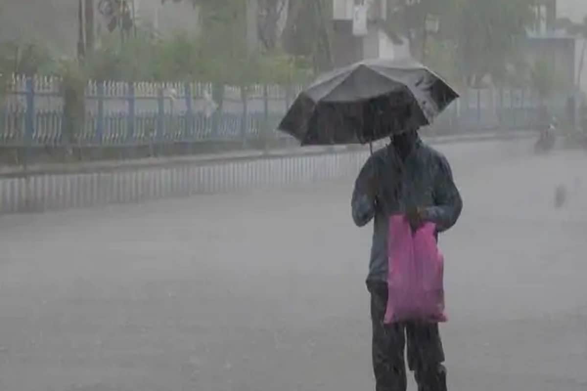 উত্তরবঙ্গের পার্বত্য এলাকায় আজ ভারী বৃষ্টির পূর্বাভাস। দু-এক পশলা ভারী বৃষ্টি হতে পারে দার্জিলিং কালিম্পং এ। উত্তরবঙ্গের অন্য জেলাতে বিক্ষিপ্তভাবে বজ্রবিদ্যুৎ সহ বৃষ্টির সম্ভাবনা। আগামিকাল দার্জিলিং, কালিম্পং ও আলিপুরদুয়ারে দু-এক পশলা ভারী বৃষ্টির পূর্বাভাস। অতি ভারী বৃষ্টি হবে রবিবার উত্তরবঙ্গের দার্জিলিং ও কালিম্পয়ে। ভারী বৃষ্টি হতে পারে জলপাইগুড়ি, আলিপুরদুয়ার ও কোচবিহারে । মঙ্গলবার পর্যন্ত ভারী বৃষ্টির পূর্বাভাস উত্তরবঙ্গের আলিপুরদুয়ার ও কোচবিহারে। উত্তরবঙ্গের পার্বত্য এলাকায় আজ ভারী বৃষ্টির পূর্বাভাস। দু-এক পশলা ভারী বৃষ্টি হতে পারে দার্জিলিং কালিম্পং এ। উত্তরবঙ্গের অন্য জেলাতে বিক্ষিপ্তভাবে বজ্রবিদ্যুৎ সহ বৃষ্টির সম্ভাবনা। আগামিকাল দার্জিলিং, কালিম্পং ও আলিপুরদুয়ারে দু-এক পশলা ভারী বৃষ্টির পূর্বাভাস। অতি ভারী বৃষ্টি হবে রবিবার উত্তরবঙ্গের দার্জিলিং ও কালিম্পয়ে। ভারী বৃষ্টি হতে পারে জলপাইগুড়ি, আলিপুরদুয়ার ও কোচবিহারে । মঙ্গলবার পর্যন্ত ভারী বৃষ্টির পূর্বাভাস উত্তরবঙ্গের আলিপুরদুয়ার ও কোচবিহারে।