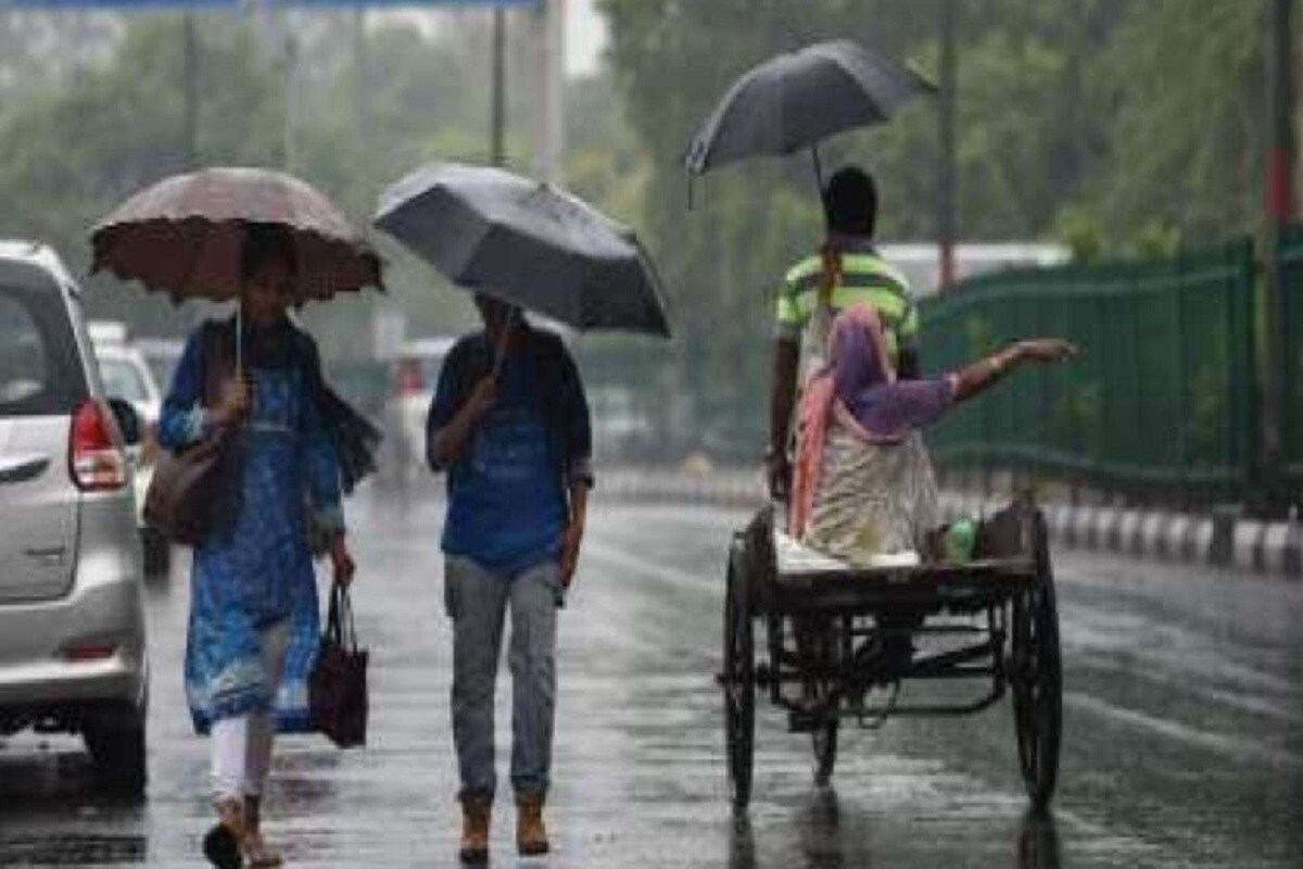 দক্ষিণবঙ্গে আকাশ মূলত মেঘলা কোথাও কোথাও আংশিক মেঘলা। বাতাসে জলীয় বাষ্প বেশি থাকায় আদ্রতা জনিত অস্বস্তি থাকবে। স্থানীয়ভাবে বজ্রবিদ্যুৎ- সহ হালকা মাঝারি বৃষ্টির সম্ভাবনা ৷ কলকাতাতে সকাল থেকে মেঘলা আকাশ। দু’এক পশলা হালকা বৃষ্টির সম্ভাবনা। বাতাসের জলীয় বাষ্প বেশি থাকায় আর্দ্রতাজনিত অস্বস্তি থাকবে। সকালে সর্বনিম্ন তাপমাত্রা ২৭.৫ ডিগ্রি । গতকাল সর্বোচ্চ তাপমাত্রা ছিল ৩২.৬ ডিগ্রি। বাতাসের সর্বোচ্চ জলীয় বাষ্প ৯৬ শতাংশ ।গত ২৪ ঘণ্টায় কোন বৃষ্টি হয়নি। দক্ষিণবঙ্গে আকাশ মূলত মেঘলা কোথাও কোথাও আংশিক মেঘলা। বাতাসে জলীয় বাষ্প বেশি থাকায় আদ্রতা জনিত অস্বস্তি থাকবে। স্থানীয়ভাবে বজ্রবিদ্যুৎ- সহ হালকা মাঝারি বৃষ্টির সম্ভাবনা ৷ কলকাতাতে সকাল থেকে মেঘলা আকাশ। দু’এক পশলা হালকা বৃষ্টির সম্ভাবনা। বাতাসের জলীয় বাষ্প বেশি থাকায় আর্দ্রতাজনিত অস্বস্তি থাকবে। সকালে সর্বনিম্ন তাপমাত্রা ২৭.৫ ডিগ্রি । গতকাল সর্বোচ্চ তাপমাত্রা ছিল ৩২.৬ ডিগ্রি। বাতাসের সর্বোচ্চ জলীয় বাষ্প ৯৬ শতাংশ ।গত ২৪ ঘণ্টায় কোন বৃষ্টি হয়নি।
