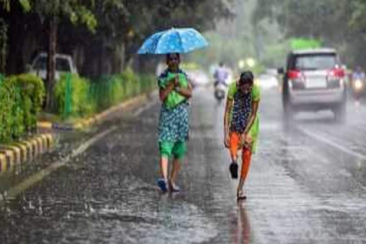 দক্ষিণবঙ্গে ভারী বৃষ্টির সর্তকতা না থাকলেও বজ্রবিদ্যুৎ-সহ হালকা মাঝারি বৃষ্টি চলবে। কলকাতা-সহ দক্ষিণবঙ্গের অধিকাংশ জেলাতেই মেঘলা আকাশ, কোথাও আংশিক মেঘলা আকাশ। বজ্রবিদ্যুৎ সহ দু-এক পশলা বৃষ্টির পূর্বাভাস শুক্রবার পর্যন্ত। বাতাসে জলীয় বাষ্প খুব বেশি পরিমাণে থাকায় আদ্রতা জনিত অস্বস্তি চরমে উঠবে। দক্ষিণবঙ্গে ভারী বৃষ্টির সর্তকতা না থাকলেও বজ্রবিদ্যুৎ-সহ হালকা মাঝারি বৃষ্টি চলবে। কলকাতা-সহ দক্ষিণবঙ্গের অধিকাংশ জেলাতেই মেঘলা আকাশ, কোথাও আংশিক মেঘলা আকাশ। বজ্রবিদ্যুৎ সহ দু-এক পশলা বৃষ্টির পূর্বাভাস শুক্রবার পর্যন্ত। বাতাসে জলীয় বাষ্প খুব বেশি পরিমাণে থাকায় আদ্রতা জনিত অস্বস্তি চরমে উঠবে।