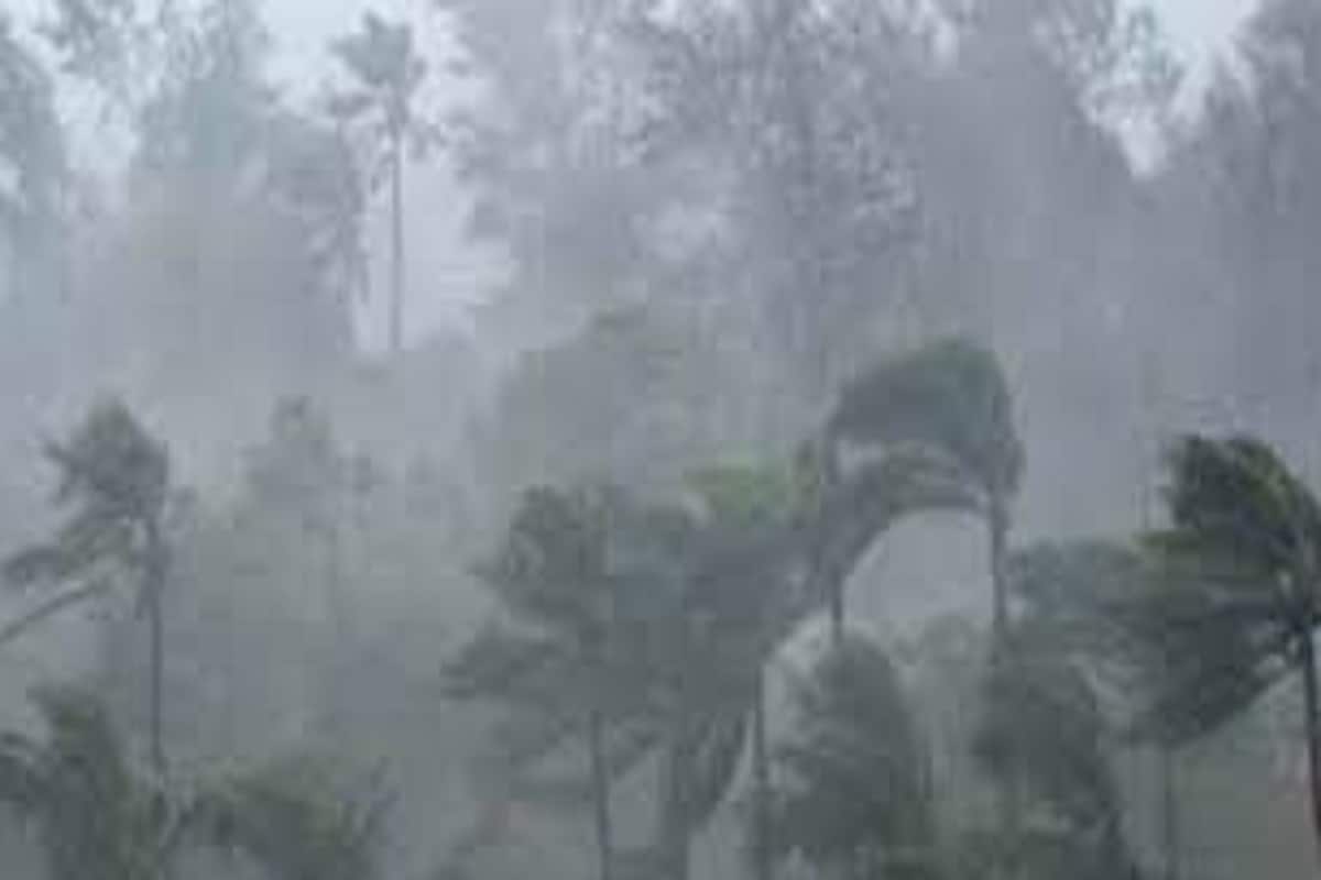 আগামী ৪৮ ঘণ্টায় মৌসুমী অক্ষরেখা উত্তর দিকে সরে যাবে। মৌসুমী অক্ষরেখা বর্তমানে বিকানির থেকে জয়পুর হয়ে ডালটনগঞ্জ এবং শান্তিনিকেতনের উপর দিয়ে বাংলাদেশ এবং আসাম হয়ে মণিপুর পর্যন্ত বিস্তৃত। ঘূর্ণাবর্ত রয়েছে উত্তর-পশ্চিম রাজস্থান, উত্তর-পশ্চিম মধ্যপ্রদেশ, ছত্তিশগড় এবং পূর্ব মধ্য বঙ্গোপসাগরে । এই সিস্টেম গুলির প্রভাবে আগামী কয়েকদিন উত্তর-পূর্ব ভারতের রাজ্যগুলিতে ভারী বৃষ্টির পূর্বাভাস। আগামী ৪৮ ঘণ্টায় মৌসুমী অক্ষরেখা উত্তর দিকে সরে যাবে। মৌসুমী অক্ষরেখা বর্তমানে বিকানির থেকে জয়পুর হয়ে ডালটনগঞ্জ এবং শান্তিনিকেতনের উপর দিয়ে বাংলাদেশ এবং আসাম হয়ে মণিপুর পর্যন্ত বিস্তৃত। ঘূর্ণাবর্ত রয়েছে উত্তর-পশ্চিম রাজস্থান, উত্তর-পশ্চিম মধ্যপ্রদেশ, ছত্তিশগড় এবং পূর্ব মধ্য বঙ্গোপসাগরে । এই সিস্টেম গুলির প্রভাবে আগামী কয়েকদিন উত্তর-পূর্ব ভারতের রাজ্যগুলিতে ভারী বৃষ্টির পূর্বাভাস।