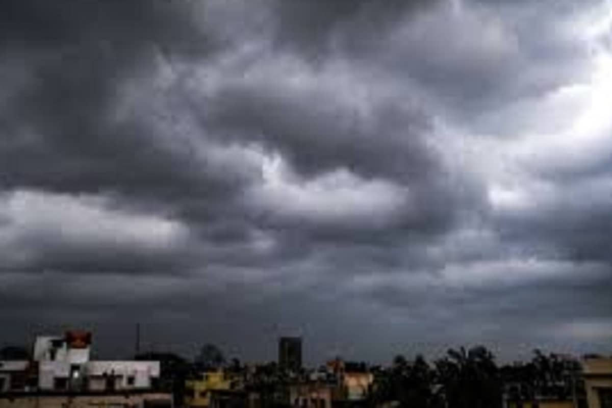 আজ শুক্রবার ভারী বৃষ্টির পূর্বাভাস রয়েছে উত্তরবঙ্গ ছাড়াও অরুণাচল প্রদেশ, অসম, মেঘালয়, সিকিম, উত্তরাখণ্ড, হিমাচল প্রদেশ, রাজস্থান, কঙ্কন ও গোয়াতে। আগামিকাল শনিবার উত্তরবঙ্গ ছাড়াও ভারী বৃষ্টির পূর্বাভাস অরুণাচল প্রদেশ আসাম মেঘালয় নাগাল্যান্ড মণিপুর মিজোরাম ত্রিপুরা ওড়িশা সিকিম এবং কঙ্কন ও গোয়াতে। আজ শুক্রবার ভারী বৃষ্টির পূর্বাভাস রয়েছে উত্তরবঙ্গ ছাড়াও অরুণাচল প্রদেশ, অসম, মেঘালয়, সিকিম, উত্তরাখণ্ড, হিমাচল প্রদেশ, রাজস্থান, কঙ্কন ও গোয়াতে। আগামিকাল শনিবার উত্তরবঙ্গ ছাড়াও ভারী বৃষ্টির পূর্বাভাস অরুণাচল প্রদেশ আসাম মেঘালয় নাগাল্যান্ড মণিপুর মিজোরাম ত্রিপুরা ওড়িশা সিকিম এবং কঙ্কন ও গোয়াতে।