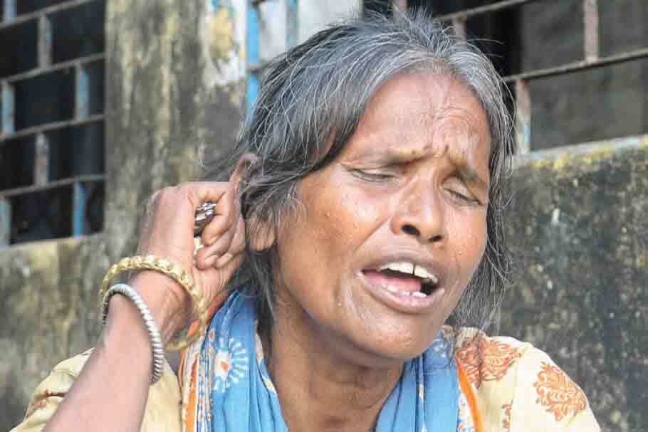 এরপর, শুরু হয় দীর্ঘ লকডাউন...প্রথমে বিতর্ক, তারপর লকডাউন... রাতারাতি জনপ্রিয় রাণুর নাম আজ ভুলেই গিয়েছে বাংলা! তিনি আজ সম্পূর্ণ বিস্মৃতির অতলে... ঘরবন্দি ! এরপর, শুরু হয় দীর্ঘ লকডাউন...প্রথমে বিতর্ক, তারপর লকডাউন... রাতারাতি জনপ্রিয় রাণুর নাম আজ ভুলেই গিয়েছে বাংলা! তিনি আজ সম্পূর্ণ বিস্মৃতির অতলে... ঘরবন্দি !