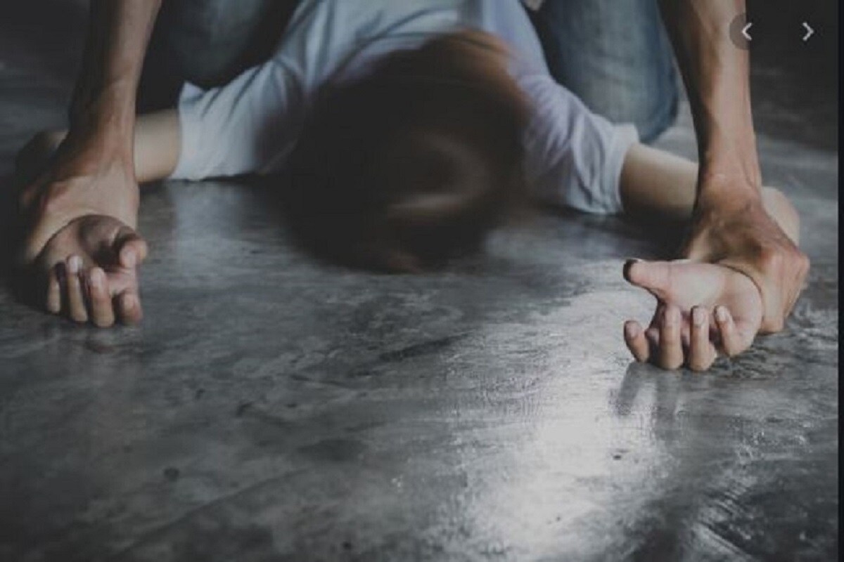 •এরপর যুবতীর কাছে কিছু টাকা চান জাওয়ান৷ তার জন্য দেখা করতে অনুরোধ করেন তিনি৷ সেক্টর ১৭ বাস স্ট্যান্ডের কাছে ডাকেন তিনি৷ সেখান থেকে হোটেলে গিয়ে টাকা নিতে চান সেনা জাওয়ান৷ সেখানে দিয়ে যুবতীকে সরবত খেতে অনুরোধ করেন তিনি৷ যাতে মাদক মেশানো ছিল৷ যা পান করেই বেহুঁশ হয়ে যায় যুবতী৷ তখনই তাকে ধর্ষণ করা হয় বলে অভিযোগ৷ ধর্ষণ করে তোলা হয় মহিলার ছবিও৷ •এরপর যুবতীর কাছে কিছু টাকা চান জাওয়ান৷ তার জন্য দেখা করতে অনুরোধ করেন তিনি৷ সেক্টর ১৭ বাস স্ট্যান্ডের কাছে ডাকেন তিনি৷ সেখান থেকে হোটেলে গিয়ে টাকা নিতে চান সেনা জাওয়ান৷ সেখানে দিয়ে যুবতীকে সরবত খেতে অনুরোধ করেন তিনি৷ যাতে মাদক মেশানো ছিল৷ যা পান করেই বেহুঁশ হয়ে যায় যুবতী৷ তখনই তাকে ধর্ষণ করা হয় বলে অভিযোগ৷ ধর্ষণ করে তোলা হয় মহিলার ছবিও৷