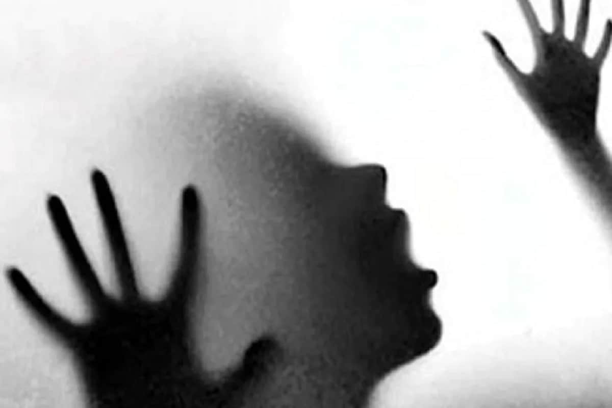 জানা গিয়েছে, অভিযুক্তরা প্রত্যেকেই ওই নির্যাতিতার গ্রামেরই বাসিন্দা৷ সোশ্যাল মিডিয়ায় গণধর্ষণেরভিডিও ছড়িয়ে পড়ার পরই নাবালিকার পরিজন এবং পুলিশ ঘটনার কথা জানতে পারে৷প্রতীকী ছবি জানা গিয়েছে, অভিযুক্তরা প্রত্যেকেই ওই নির্যাতিতার গ্রামেরই বাসিন্দা৷ সোশ্যাল মিডিয়ায় গণধর্ষণেরভিডিও ছড়িয়ে পড়ার পরই নাবালিকার পরিজন এবং পুলিশ ঘটনার কথা জানতে পারে৷প্রতীকী ছবি