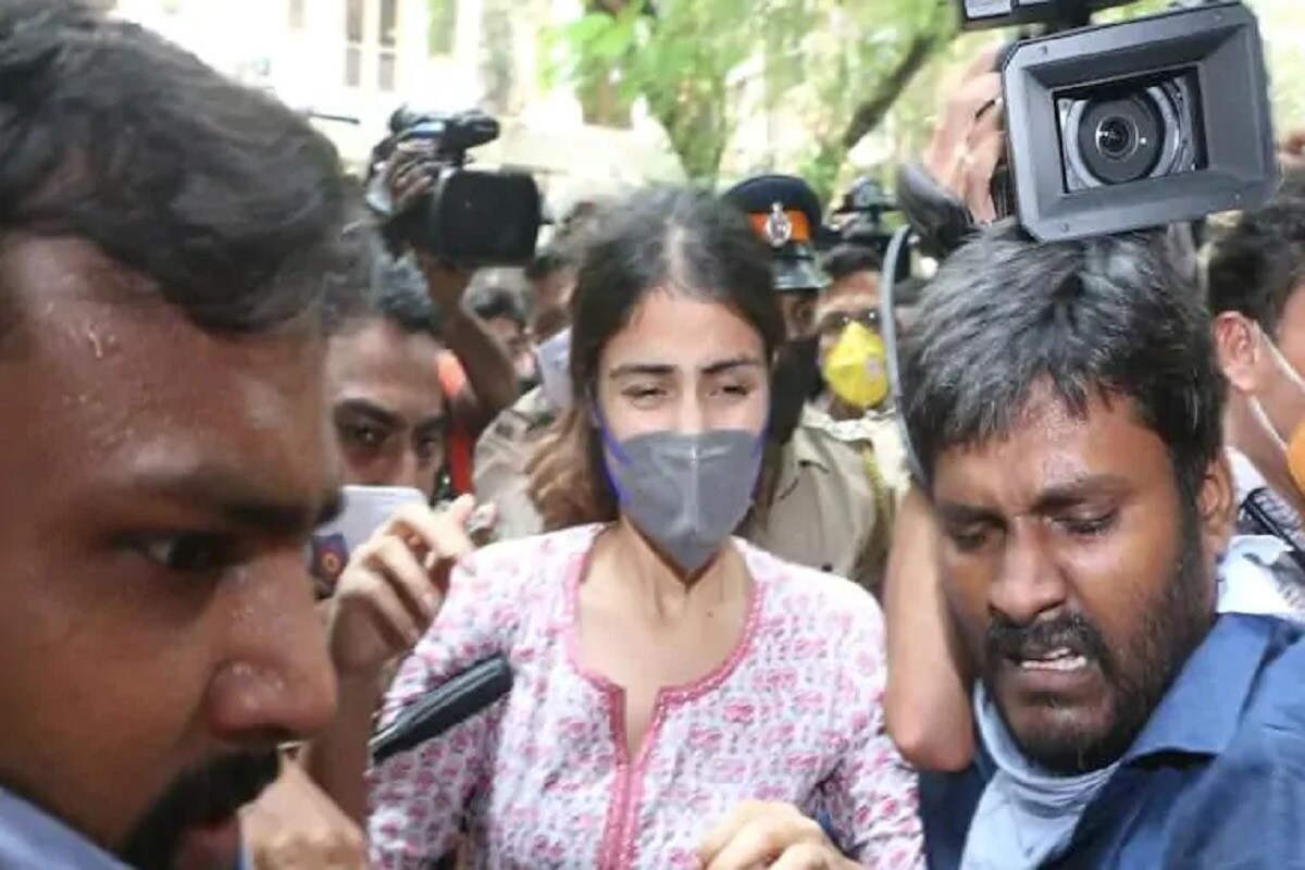 সুশান্ত মৃত্যুর তদন্তে মাদক যোগ পাওয়ার পরই তদন্তে যুক্ত হয় এনসিবি৷ রিয়া চক্রবর্তীর বিরুদ্ধে মামলাও করেছে তারা ৷ শৌভিকের হোয়াটসঅ্যাপ চ্যাট থেকে উঠে আসে, একাধিক মাদক ব্যবসায়ীর সঙ্গে যোগাযোগ রয়েছে তাঁর। সেই সূত্র ধরে ইতিমধ্যেই বসিত, ভিলাত্রা, ফৈয়াজ ও কাইজান নামে ৪ মাদক ব্যবসায়ীকে গ্রেফতার করেছে NCB। জেরায় ৪ জনই স্বীকার করেছেন শৌভিকের সঙ্গে তাঁদের যোগাযোগের কথা! খোঁজ চলছে মাদক ব্যবসায়ী ফারুক বাটাটার। সুশান্ত মৃত্যুর তদন্তে মাদক যোগ পাওয়ার পরই তদন্তে যুক্ত হয় এনসিবি৷ রিয়া চক্রবর্তীর বিরুদ্ধে মামলাও করেছে তারা ৷ শৌভিকের হোয়াটসঅ্যাপ চ্যাট থেকে উঠে আসে, একাধিক মাদক ব্যবসায়ীর সঙ্গে যোগাযোগ রয়েছে তাঁর। সেই সূত্র ধরে ইতিমধ্যেই বসিত, ভিলাত্রা, ফৈয়াজ ও কাইজান নামে ৪ মাদক ব্যবসায়ীকে গ্রেফতার করেছে NCB। জেরায় ৪ জনই স্বীকার করেছেন শৌভিকের সঙ্গে তাঁদের যোগাযোগের কথা! খোঁজ চলছে মাদক ব্যবসায়ী ফারুক বাটাটার।