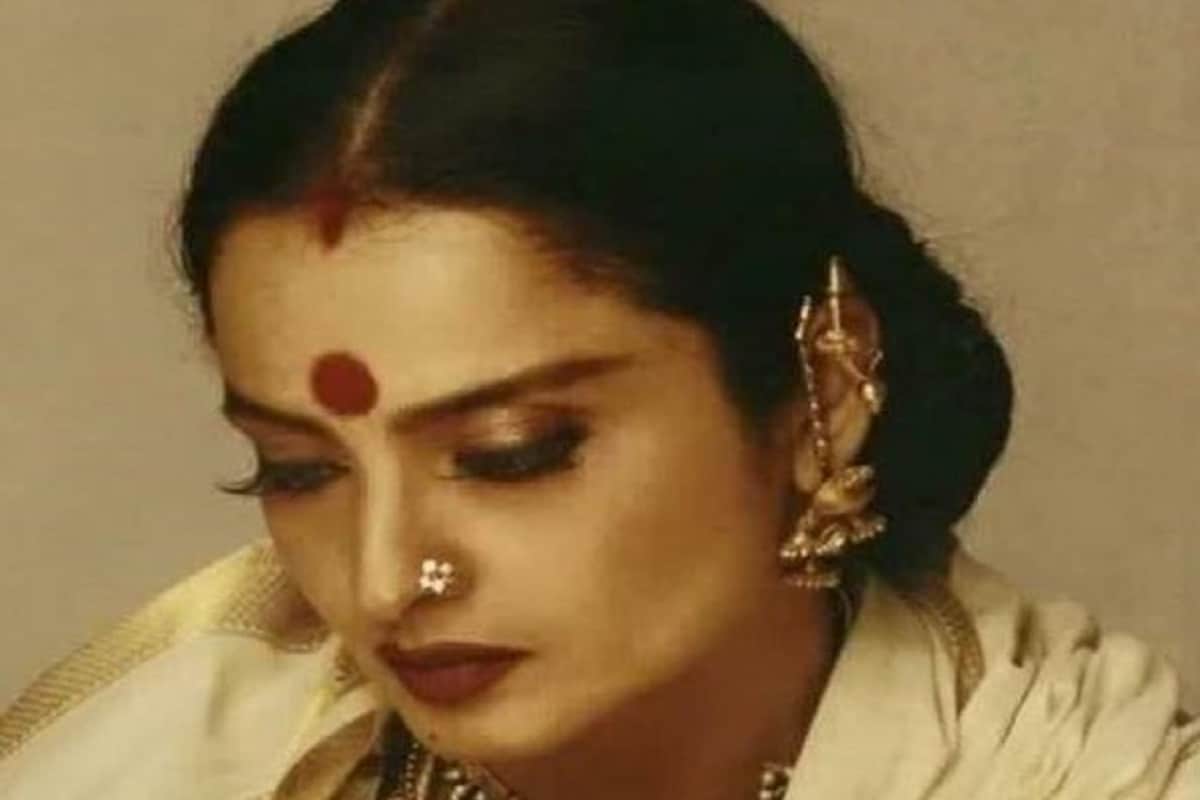 তিনি আরও বলেন, কোনও ভদ্র পরিবার নায়িকাদের সঙ্গে ছেলেদের বিয়ে দিতে দু’বার ভাববেন৷ এমনকি কোনও দক্ষ ও শান্তিপ্রিয় পরিচালকও রেখার সঙ্গে কাজ করার আগে ভাববেন! এমন ভয়ঙ্কর মত ছিল সুভাষের৷Photo Collected তিনি আরও বলেন, কোনও ভদ্র পরিবার নায়িকাদের সঙ্গে ছেলেদের বিয়ে দিতে দু’বার ভাববেন৷ এমনকি কোনও দক্ষ ও শান্তিপ্রিয় পরিচালকও রেখার সঙ্গে কাজ করার আগে ভাববেন! এমন ভয়ঙ্কর মত ছিল সুভাষের৷Photo Collected