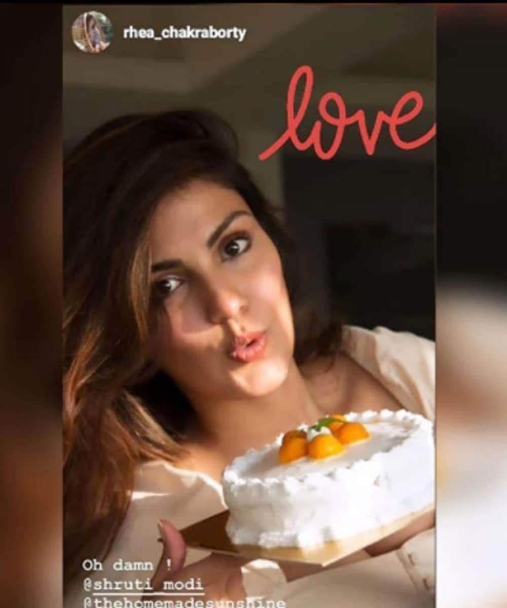 রিয়া চক্রবর্তীর ঠিক পিছনে সুশান্তের লিভিং রুম ছিল দেখা যাচ্ছে ৷ সোশ্যাল মিডিয়ায় দাবি করা কেননা ছবিতে এক ফ্রেম অ্যাস্ট্রোনট রাখা হয়েছে ৷ ছবির এই অংশটি সুশান্তের লিভিং রুমের সঙ্গে প্রায় দেখতে একই ৷ সোশ্যাল মিডিয়ায় এই ছবি ভাইরাল হতেই উঠেছে প্রশ্ন ৷ ছবি সৌজন্যে @rhea_chakraborty/Instagram রিয়া চক্রবর্তীর ঠিক পিছনে সুশান্তের লিভিং রুম ছিল দেখা যাচ্ছে ৷ সোশ্যাল মিডিয়ায় দাবি করা কেননা ছবিতে এক ফ্রেম অ্যাস্ট্রোনট রাখা হয়েছে ৷ ছবির এই অংশটি সুশান্তের লিভিং রুমের সঙ্গে প্রায় দেখতে একই ৷ সোশ্যাল মিডিয়ায় এই ছবি ভাইরাল হতেই উঠেছে প্রশ্ন ৷ ছবি সৌজন্যে @rhea_chakraborty/Instagram