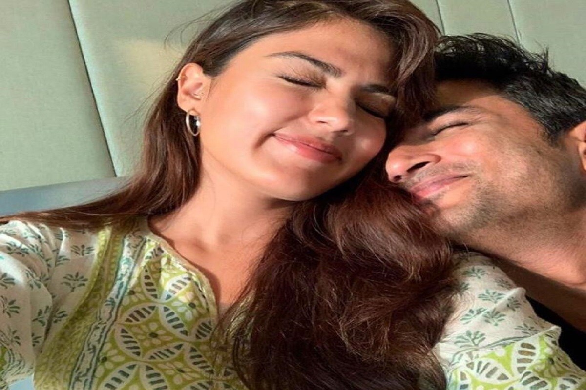 ক্রমেই জটিল থেকে জটিলতর হচ্ছে সুশান্ত সিং মৃত্যু মামলা! উঠৈ আসছে একের পর এক চাঞ্চল্যকর তথ্য! সিবিআই-এর পাশাপাশি তদন্ত করছে এনসিবি ও ইডি! এনসিবি তদন্তে জানা যায়, লকডাউনে রিয়ার সান্তা ক্রুজের ফ্ল্যাটে কিছুদিন থাকতে চেয়েছিলেন সুশান্ত সিং রাজপুত। সেসময় রিয়া আর সুশান্ত দুজনেই গোপনে গাঁজা আনিয়েছিলেন। একটি ফাস্ট ডেলিভারি ক্যুরিয়ার সংস্থাকে যোগাযোগ করা হয়। জেরায় রিয়া স্বীকার করেন, ক্যুরিয়ার সংস্থা বাড়ির কিছু প্রয়োজনীয় জিনিসপত্রের সঙ্গেই একটা বাক্সে গাঁজা ডেলিভারি করেছিল। ক্রমেই জটিল থেকে জটিলতর হচ্ছে সুশান্ত সিং মৃত্যু মামলা! উঠৈ আসছে একের পর এক চাঞ্চল্যকর তথ্য! সিবিআই-এর পাশাপাশি তদন্ত করছে এনসিবি ও ইডি! এনসিবি তদন্তে জানা যায়, লকডাউনে রিয়ার সান্তা ক্রুজের ফ্ল্যাটে কিছুদিন থাকতে চেয়েছিলেন সুশান্ত সিং রাজপুত। সেসময় রিয়া আর সুশান্ত দুজনেই গোপনে গাঁজা আনিয়েছিলেন। একটি ফাস্ট ডেলিভারি ক্যুরিয়ার সংস্থাকে যোগাযোগ করা হয়। জেরায় রিয়া স্বীকার করেন, ক্যুরিয়ার সংস্থা বাড়ির কিছু প্রয়োজনীয় জিনিসপত্রের সঙ্গেই একটা বাক্সে গাঁজা ডেলিভারি করেছিল।