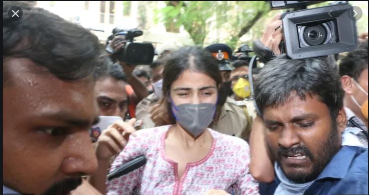 সূত্রের খবর,এই মুহূর্তে রিয়ার বিরুদ্ধে সমস্তরকমের তথ্য-প্রমাণ জোগাড় করতে মরিয়া এনসিবি। রিয়াকে গ্রেফতার করার আগে শক্তপোক্ত কেস সাজাচ্ছেন আধিকারিকরা যাতে গ্রেফতারির পর কোর্টে পেশ করে তাঁকে রিমান্ডে নেওয়া যায়। সূত্রের খবর,এই মুহূর্তে রিয়ার বিরুদ্ধে সমস্তরকমের তথ্য-প্রমাণ জোগাড় করতে মরিয়া এনসিবি। রিয়াকে গ্রেফতার করার আগে শক্তপোক্ত কেস সাজাচ্ছেন আধিকারিকরা যাতে গ্রেফতারির পর কোর্টে পেশ করে তাঁকে রিমান্ডে নেওয়া যায়।