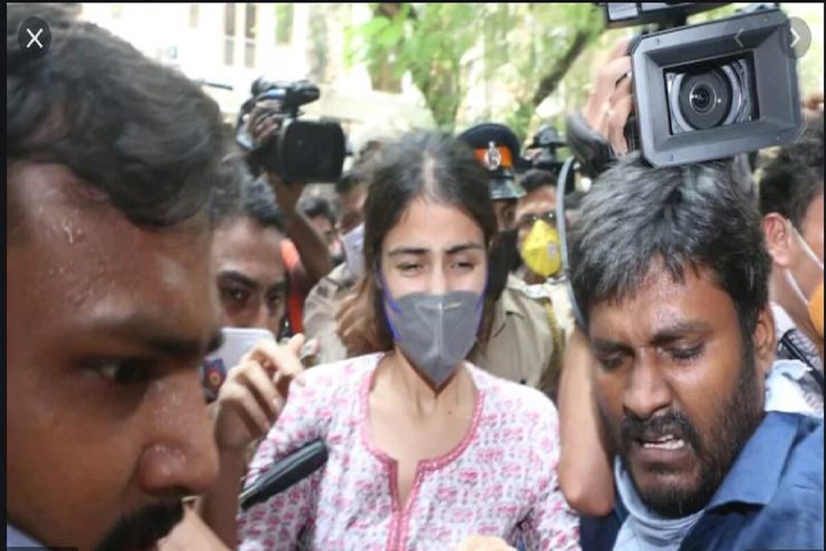 রবি-সোম লাগাতার জেরার পর মঙ্গলবার গ্রেফতার করা হল বলিউড অভিনেত্রী ও সুশান্ত সিং রাজপুতের চর্চিত প্রেমিকা রিয়া চক্রবর্তীকে ! মঙ্গলবার দুপুর নাগাদ রিয়াকে গ্রেফতার করে নারকোটিকস কন্ট্রোল ব্যুরো বা এনসিবি ৷ সূত্রের খবর, জেরায় রিয়া চক্রবর্তী ও ভাই শৌভিক ধরে ধরে নাম করেছেন ২০-২৫ জন বলিউড তারকার যাঁরা নিয়মিত ড্রাগ নিয়ে থাকেন, নিষিদ্ধ মাদকচক্রের সঙ্গে যোগাযোগ রাখেন। এদের মধ্যে রয়েছেন ইন্ডাস্ট্রির তাবড় তাবড় অভিনেতা-অভিনেত্রী ও পরিচালকেরা! রবি-সোম লাগাতার জেরার পর মঙ্গলবার গ্রেফতার করা হল বলিউড অভিনেত্রী ও সুশান্ত সিং রাজপুতের চর্চিত প্রেমিকা রিয়া চক্রবর্তীকে ! মঙ্গলবার দুপুর নাগাদ রিয়াকে গ্রেফতার করে নারকোটিকস কন্ট্রোল ব্যুরো বা এনসিবি ৷ সূত্রের খবর, জেরায় রিয়া চক্রবর্তী ও ভাই শৌভিক ধরে ধরে নাম করেছেন ২০-২৫ জন বলিউড তারকার যাঁরা নিয়মিত ড্রাগ নিয়ে থাকেন, নিষিদ্ধ মাদকচক্রের সঙ্গে যোগাযোগ রাখেন। এদের মধ্যে রয়েছেন ইন্ডাস্ট্রির তাবড় তাবড় অভিনেতা-অভিনেত্রী ও পরিচালকেরা!