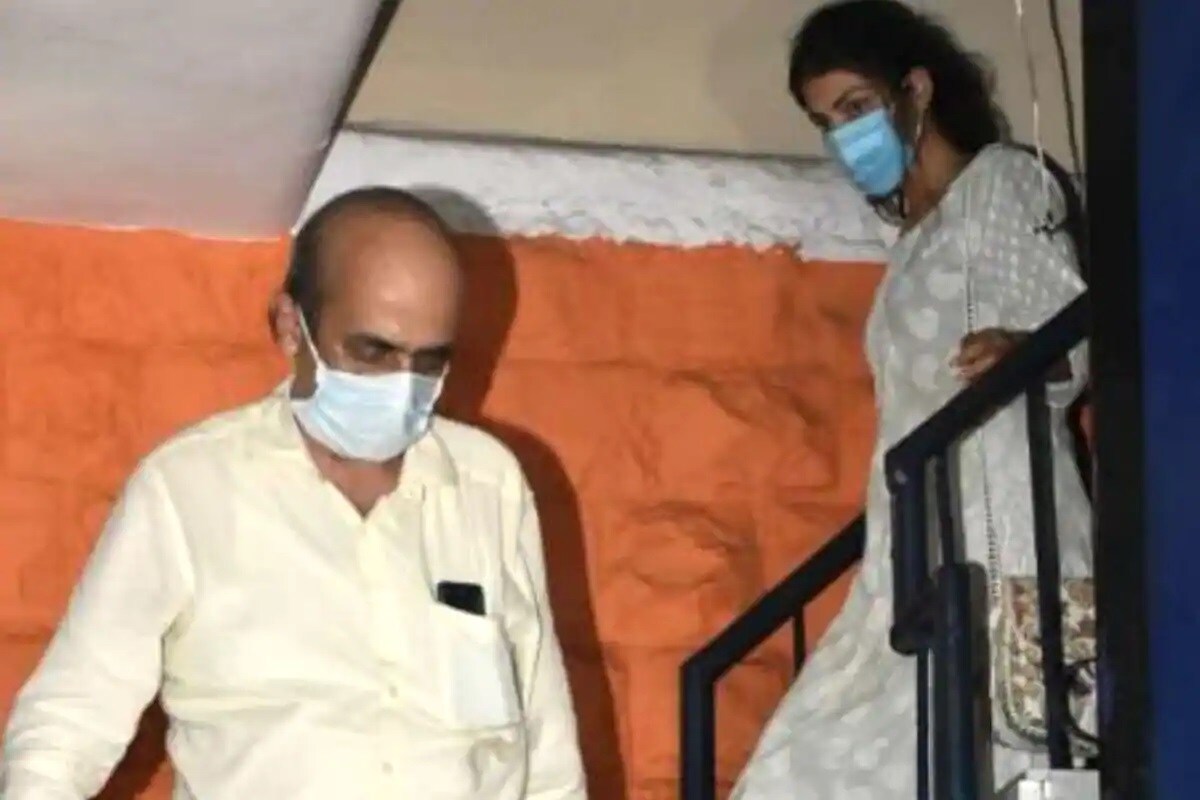 • এরইমধ্যে ভাইরাল হয়ে গেল রিয়ার বাবা ইন্দ্রজিৎবাবুর করা একটি ট্যুইট । সেই ট্যুইটে লেখা, ‘‘কোনও বাবাই তাঁর মেয়ের সঙ্গে যে অনৈতিকতা হচ্ছে তা দেখতে পারেন না । আমার মরে যাওয়াই উচিত ।’’ • এরইমধ্যে ভাইরাল হয়ে গেল রিয়ার বাবা ইন্দ্রজিৎবাবুর করা একটি ট্যুইট । সেই ট্যুইটে লেখা, ‘‘কোনও বাবাই তাঁর মেয়ের সঙ্গে যে অনৈতিকতা হচ্ছে তা দেখতে পারেন না । আমার মরে যাওয়াই উচিত ।’’
